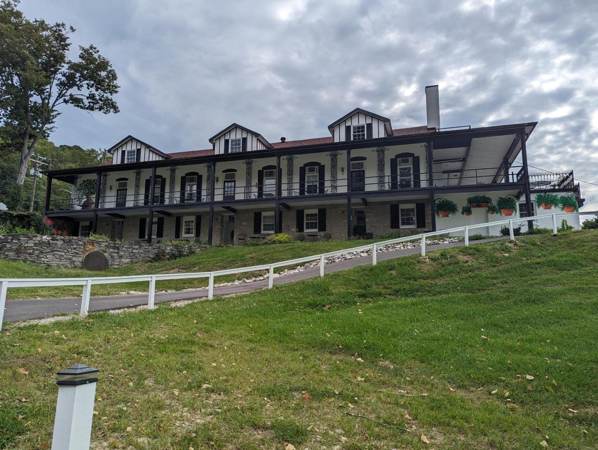 Riverboat Inn & Suites photo 9
