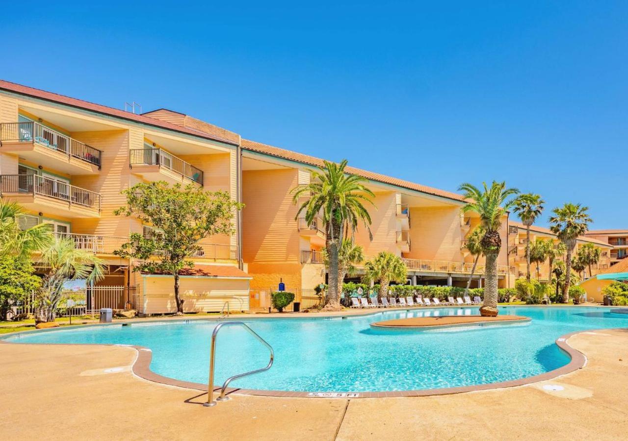 Poolside Paradise photo 3