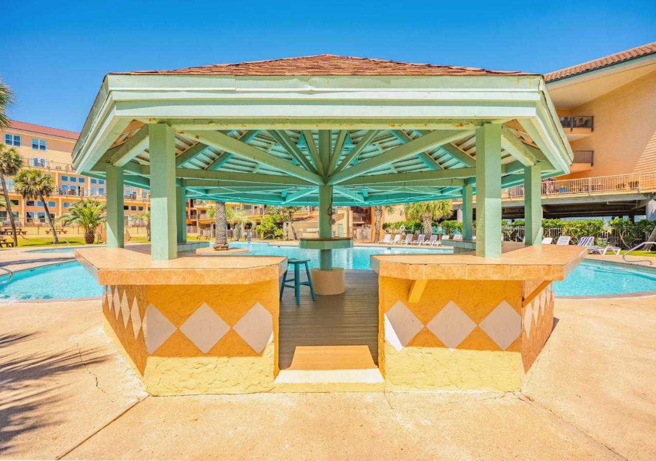 Poolside Paradise photo 2