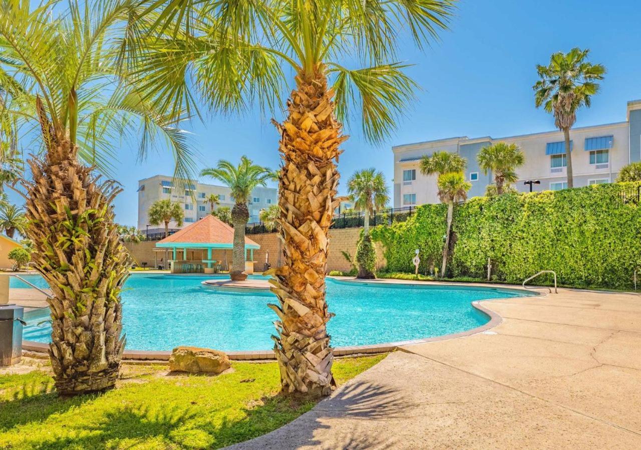 Poolside Paradise photo 8