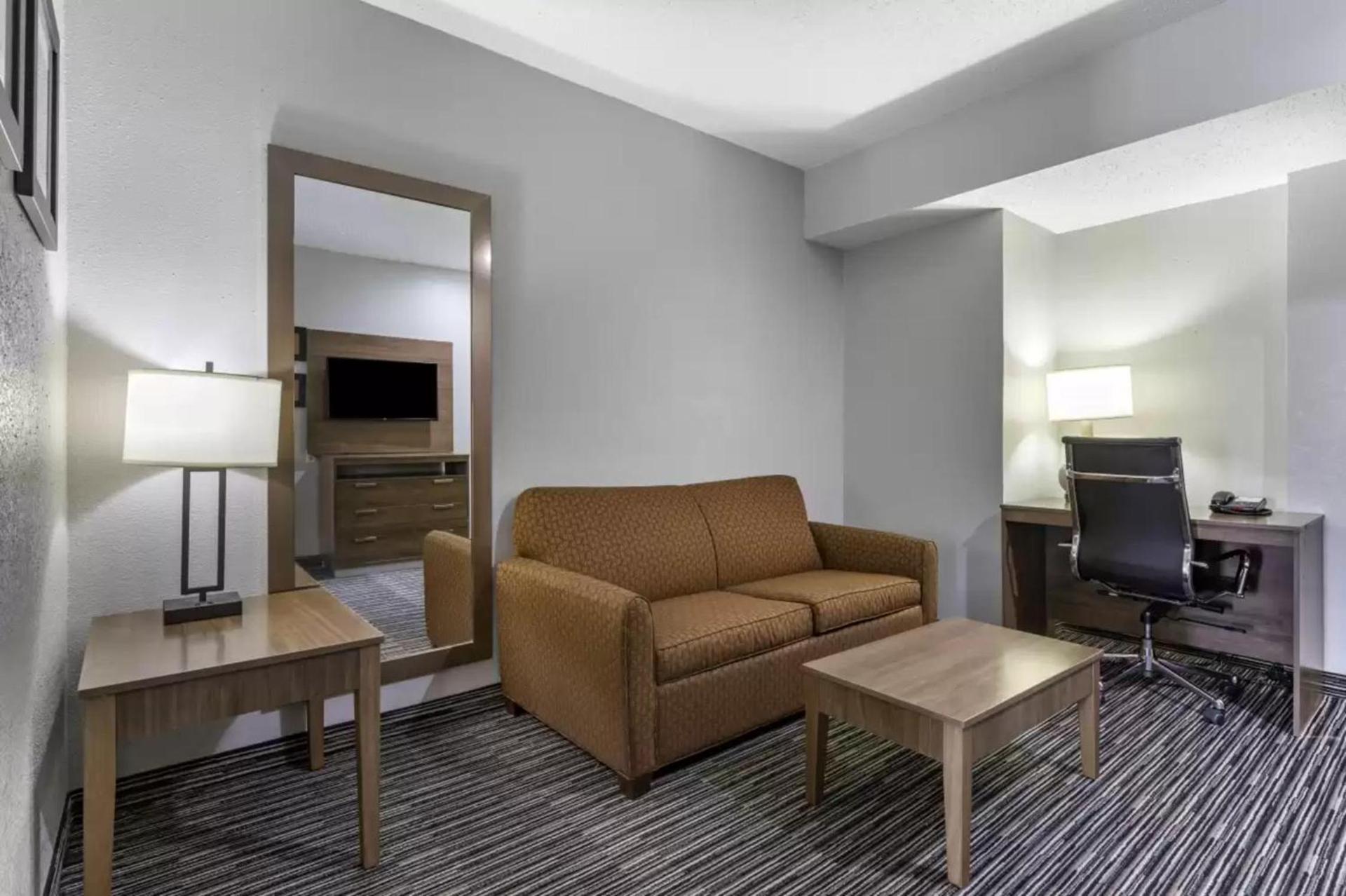 Quality Inn & Suites I-35 E-Walnut Hill photo 28