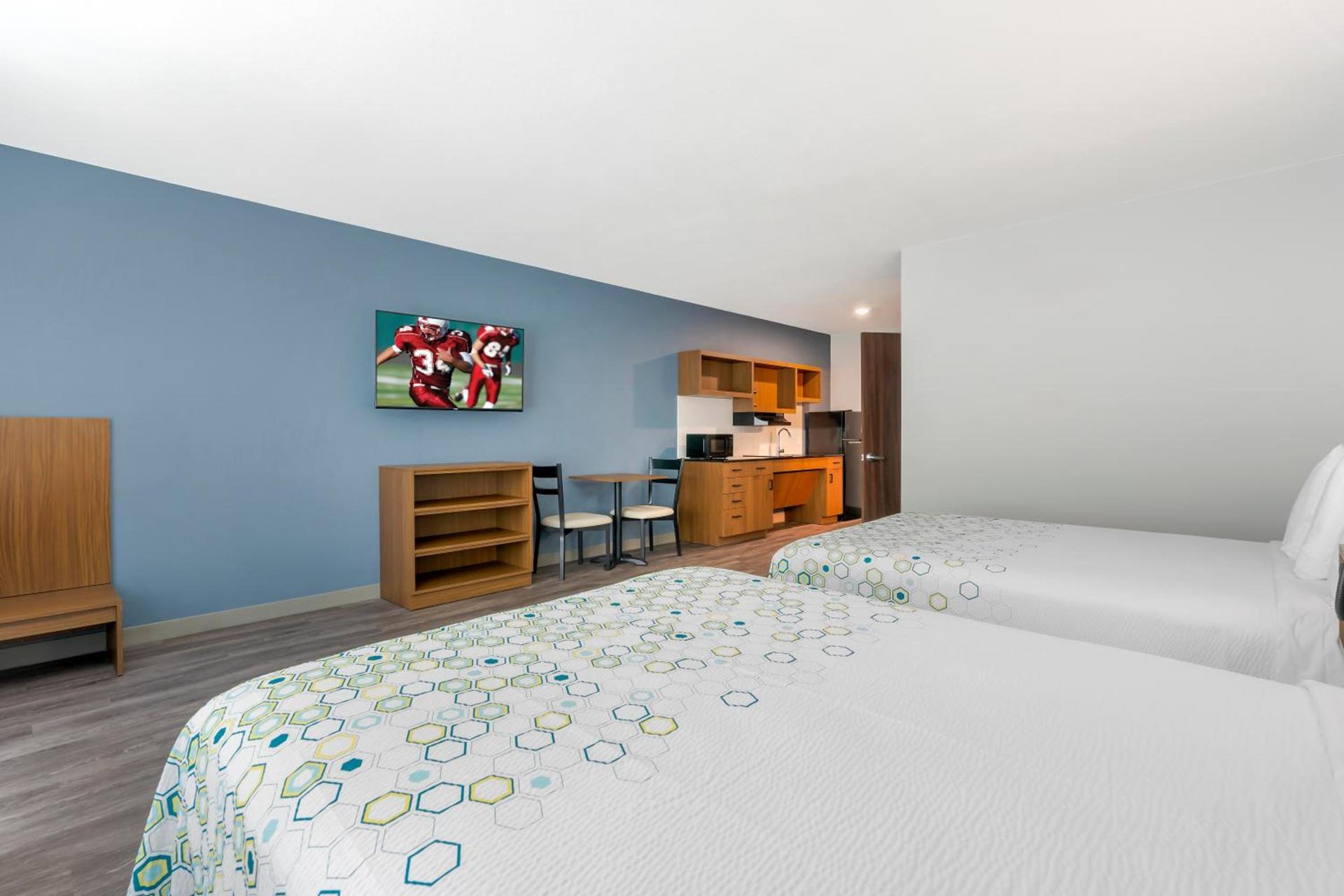 HomeTowne Studios by Red Roof Tampa - Airport photo 15