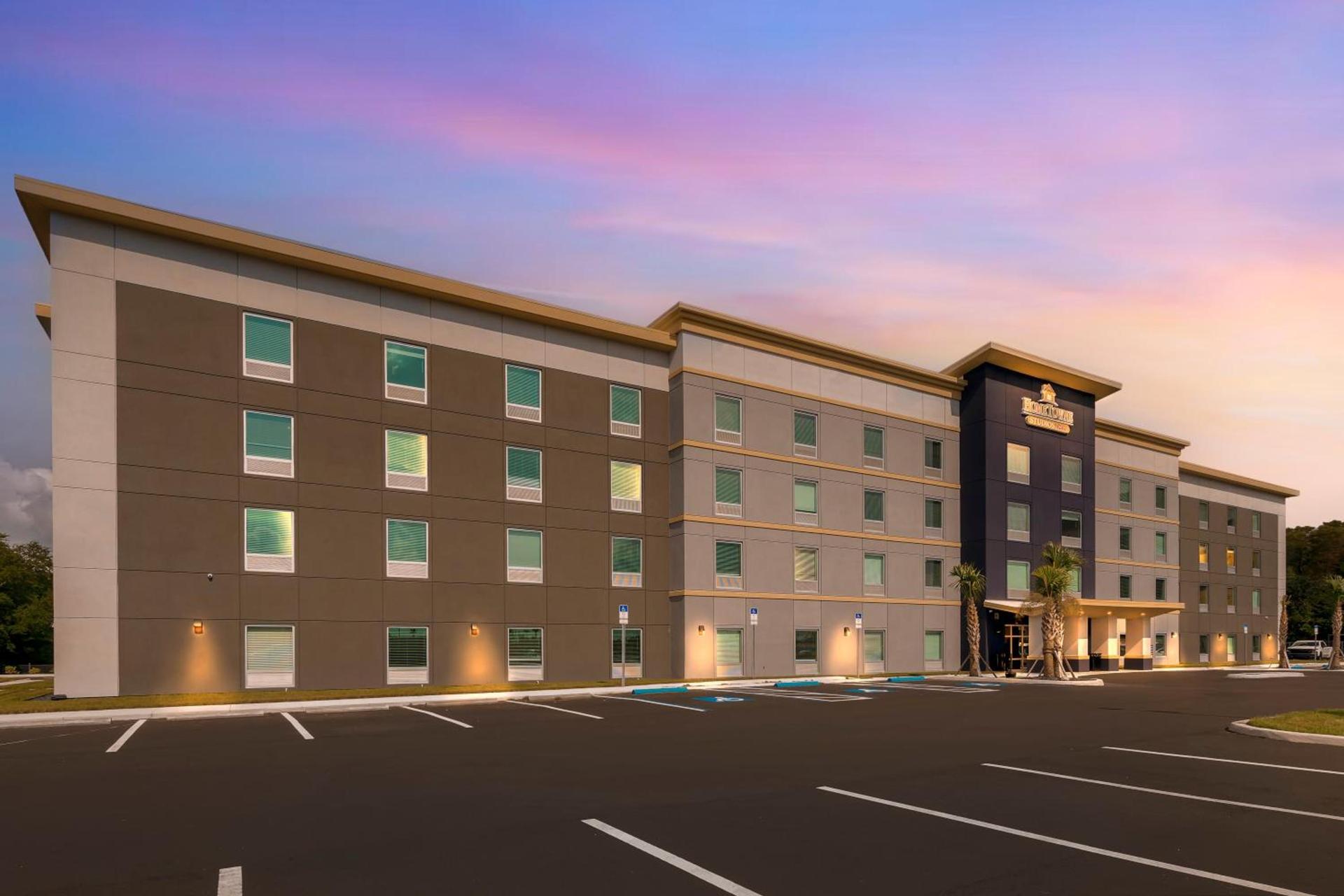 HomeTowne Studios by Red Roof Tampa - Airport photo 2