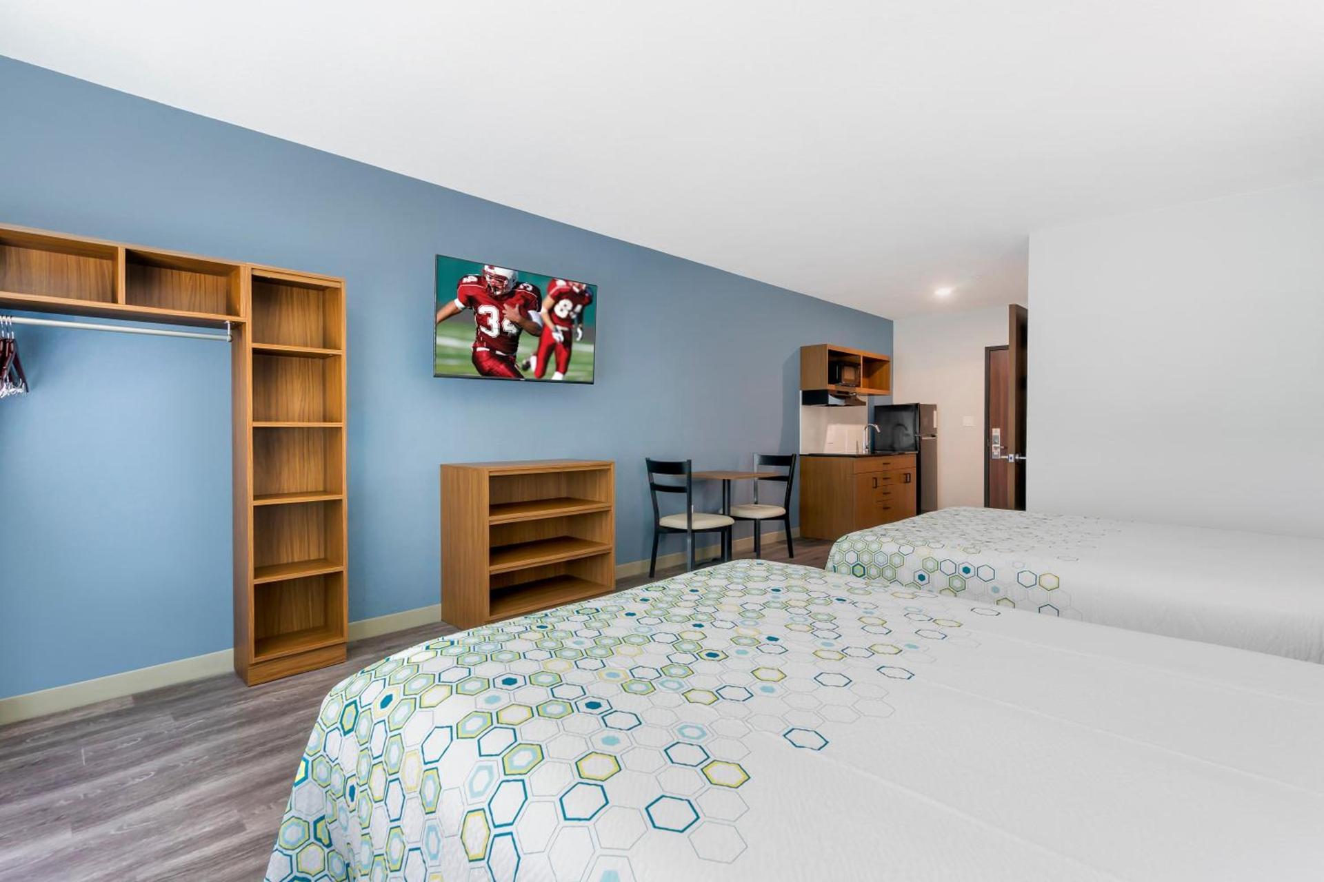 HomeTowne Studios by Red Roof Tampa - Airport photo 16