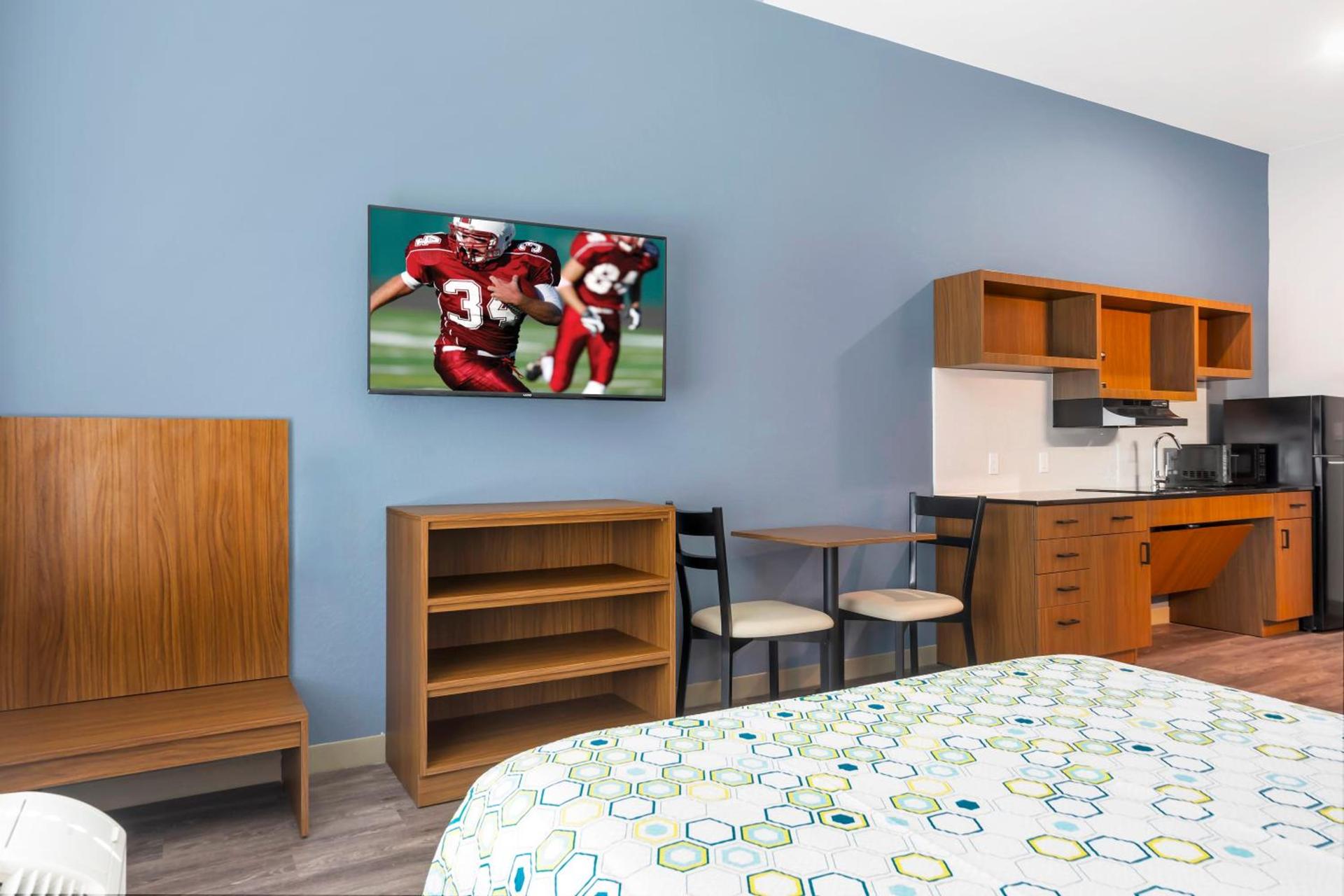 HomeTowne Studios by Red Roof Tampa - Airport photo 19