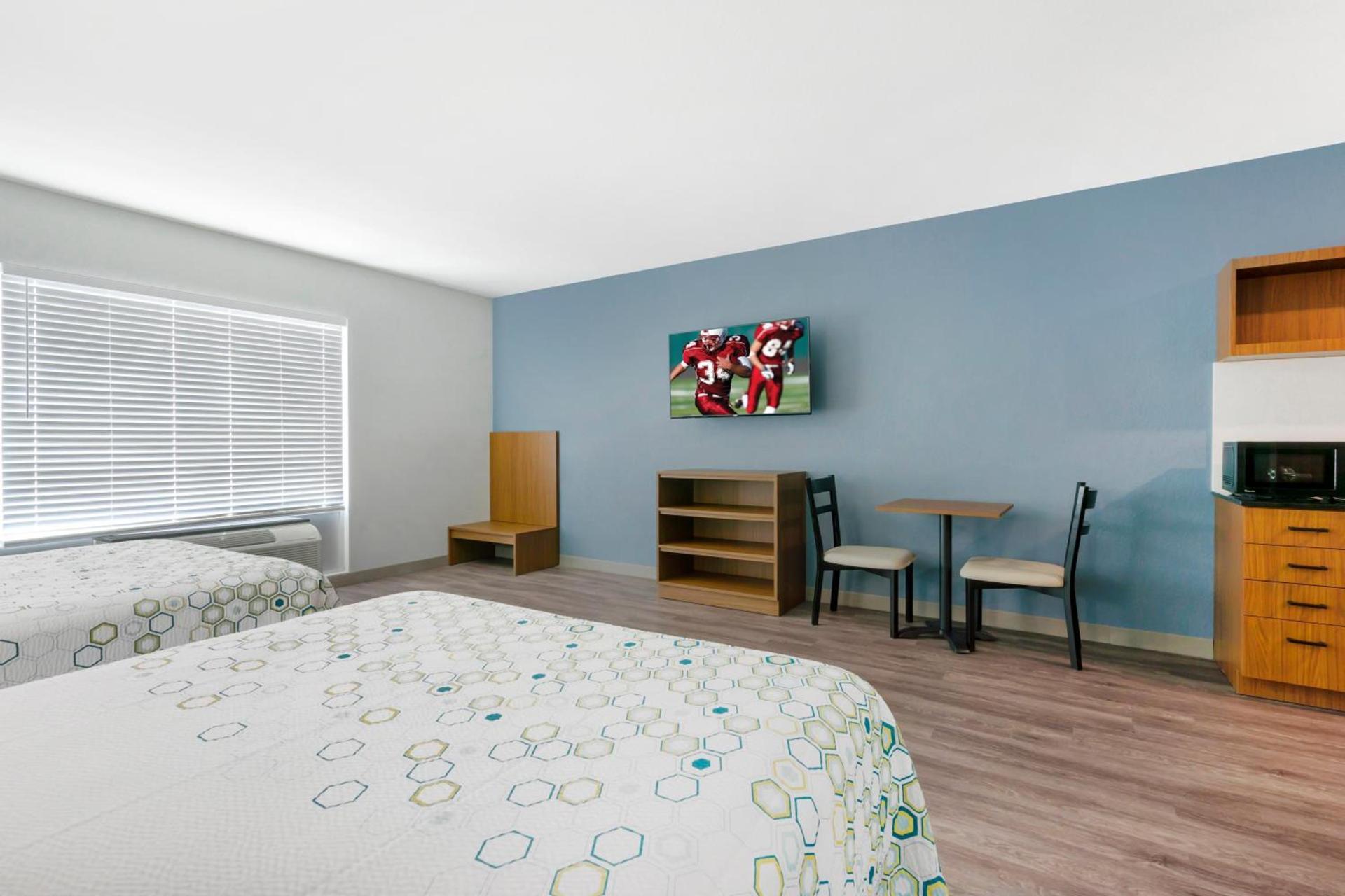 HomeTowne Studios by Red Roof Tampa - Airport photo 17