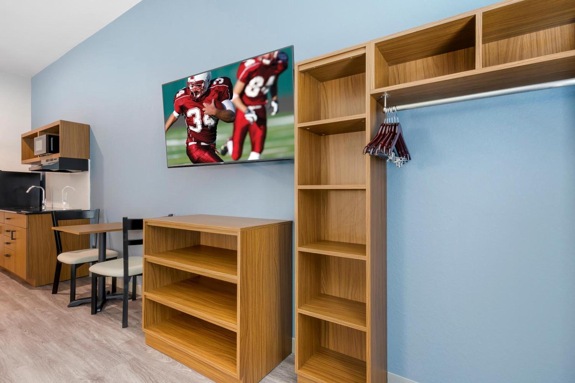 HomeTowne Studios by Red Roof Tampa - Airport photo 33