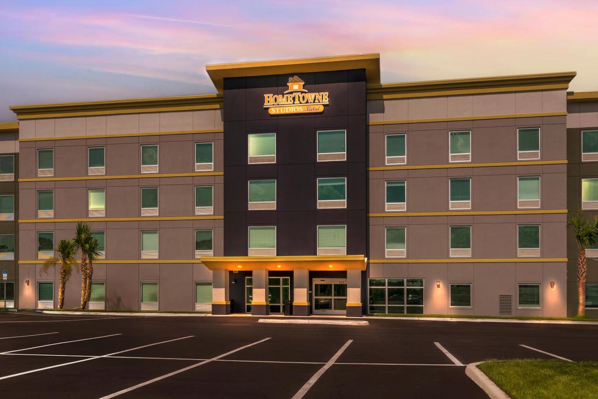 HomeTowne Studios by Red Roof Tampa - Airport photo 4