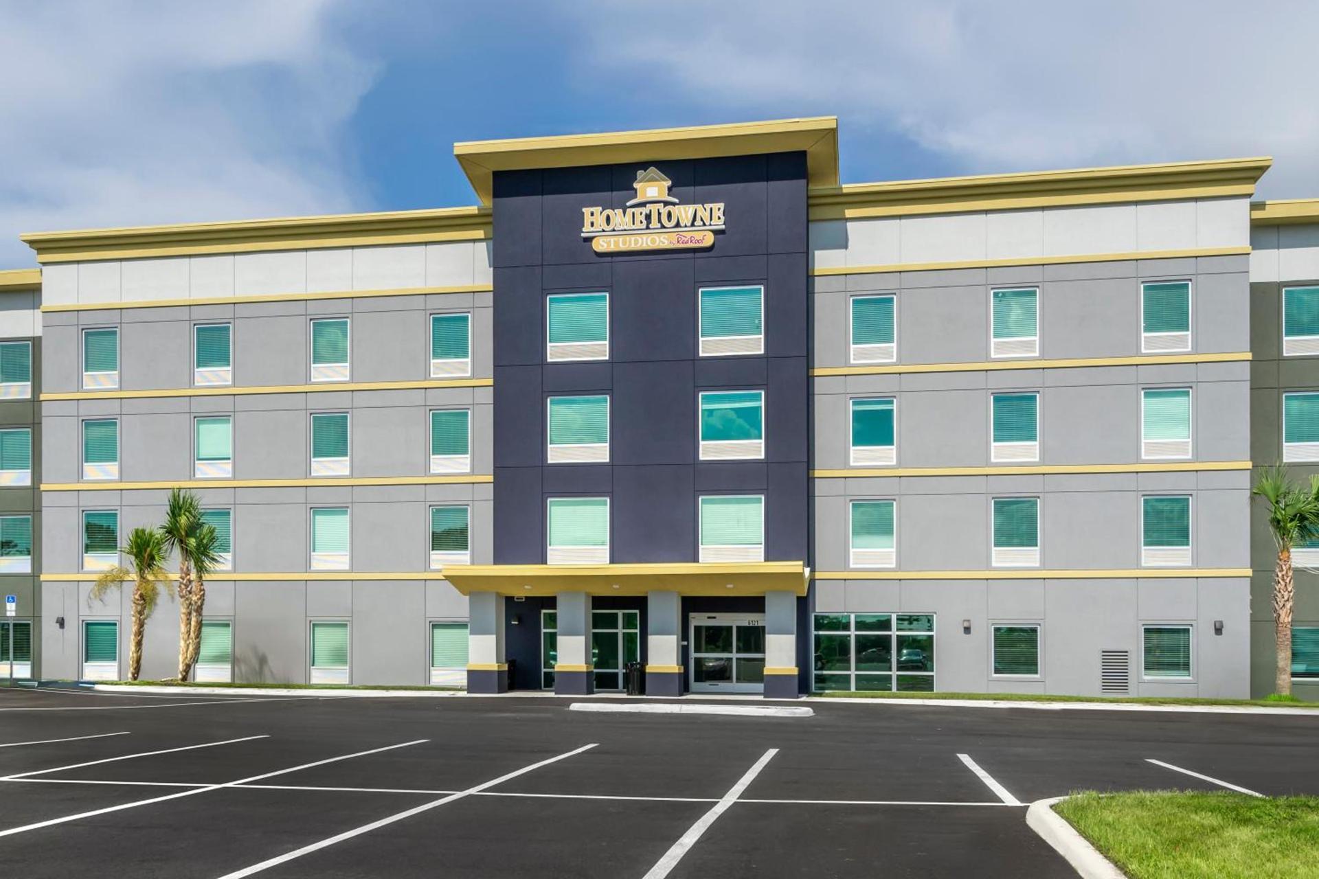 HomeTowne Studios by Red Roof Tampa - Airport photo 3