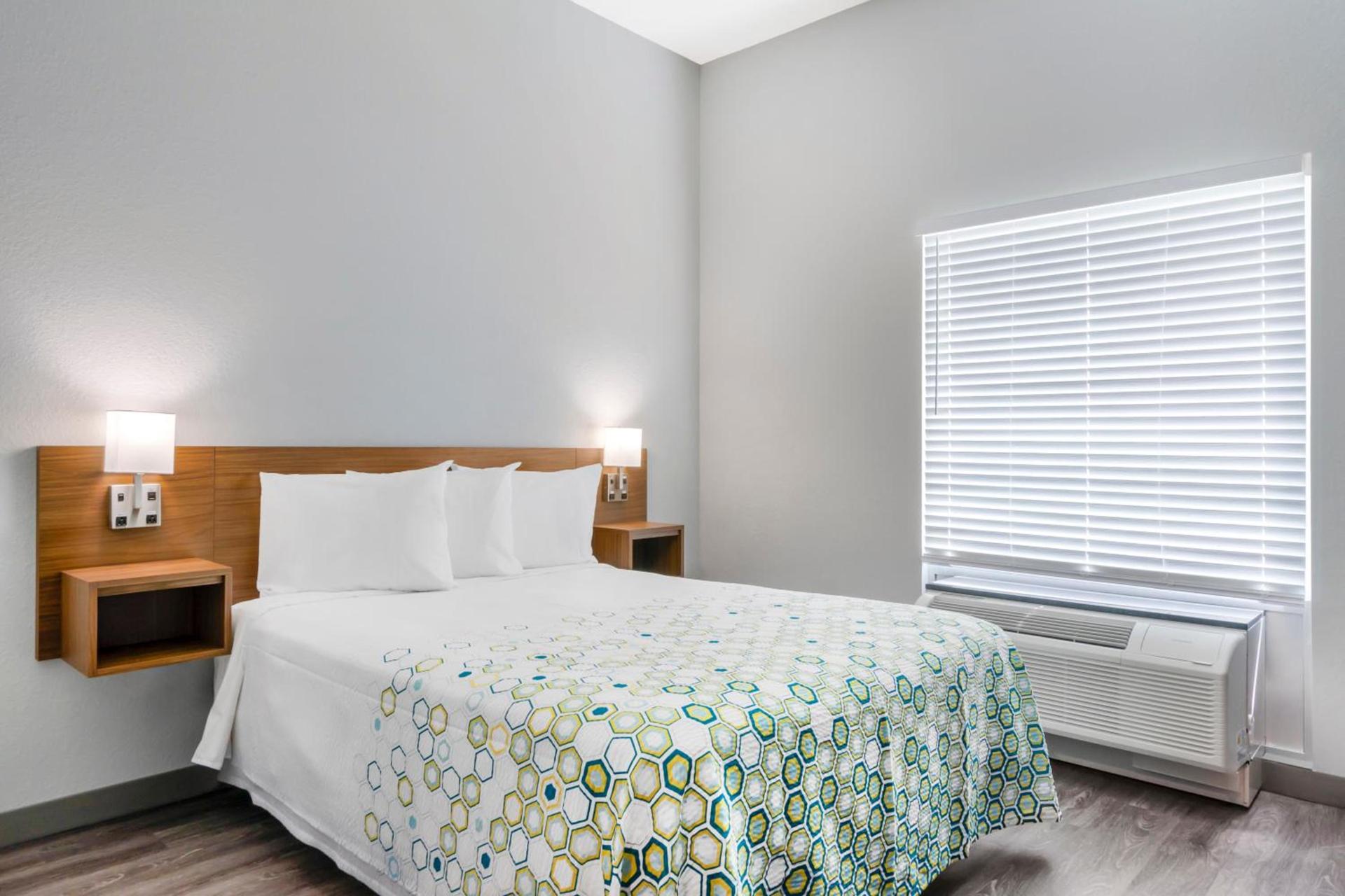 HomeTowne Studios by Red Roof Tampa - Airport photo 18