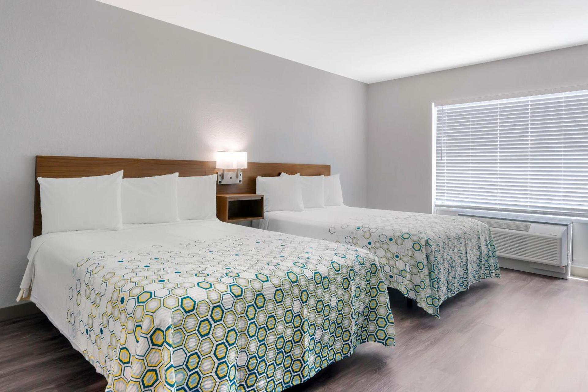 HomeTowne Studios by Red Roof Tampa - Airport photo 20