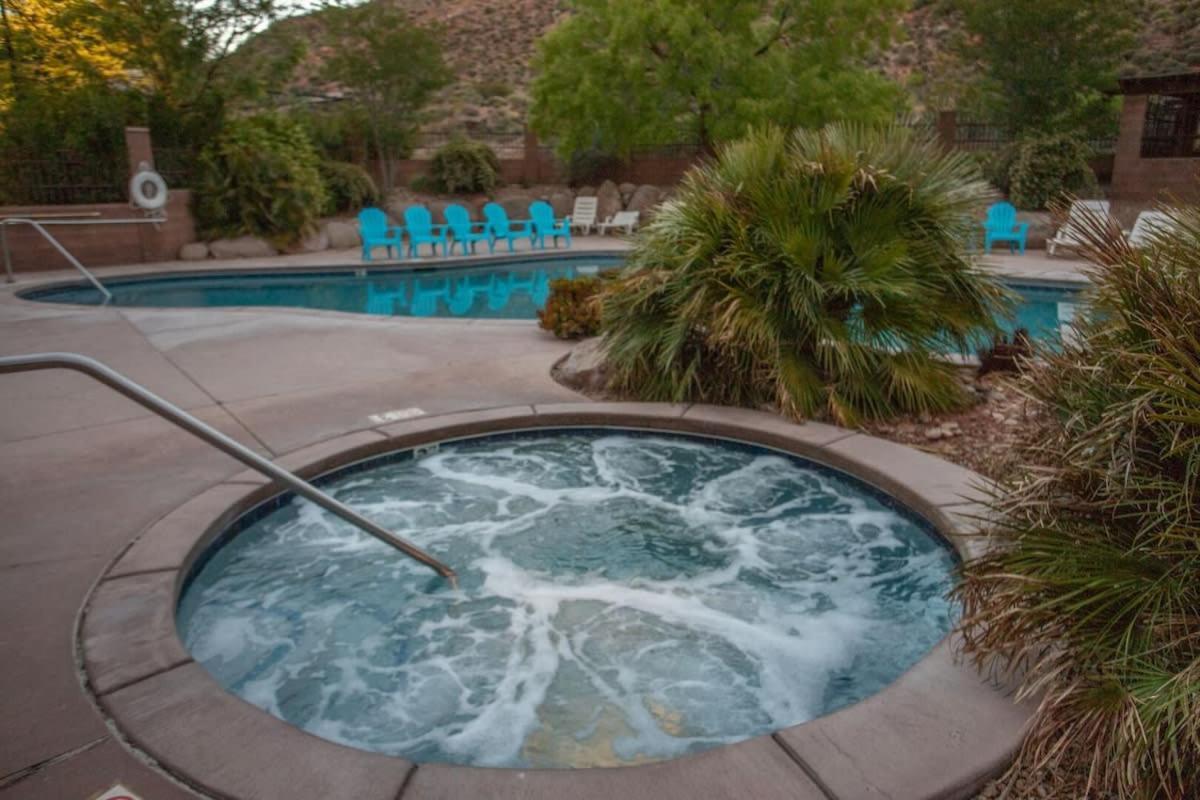 H6 Slick Rock Suite l Ground Floor 2-bedroom Hillside View photo 2