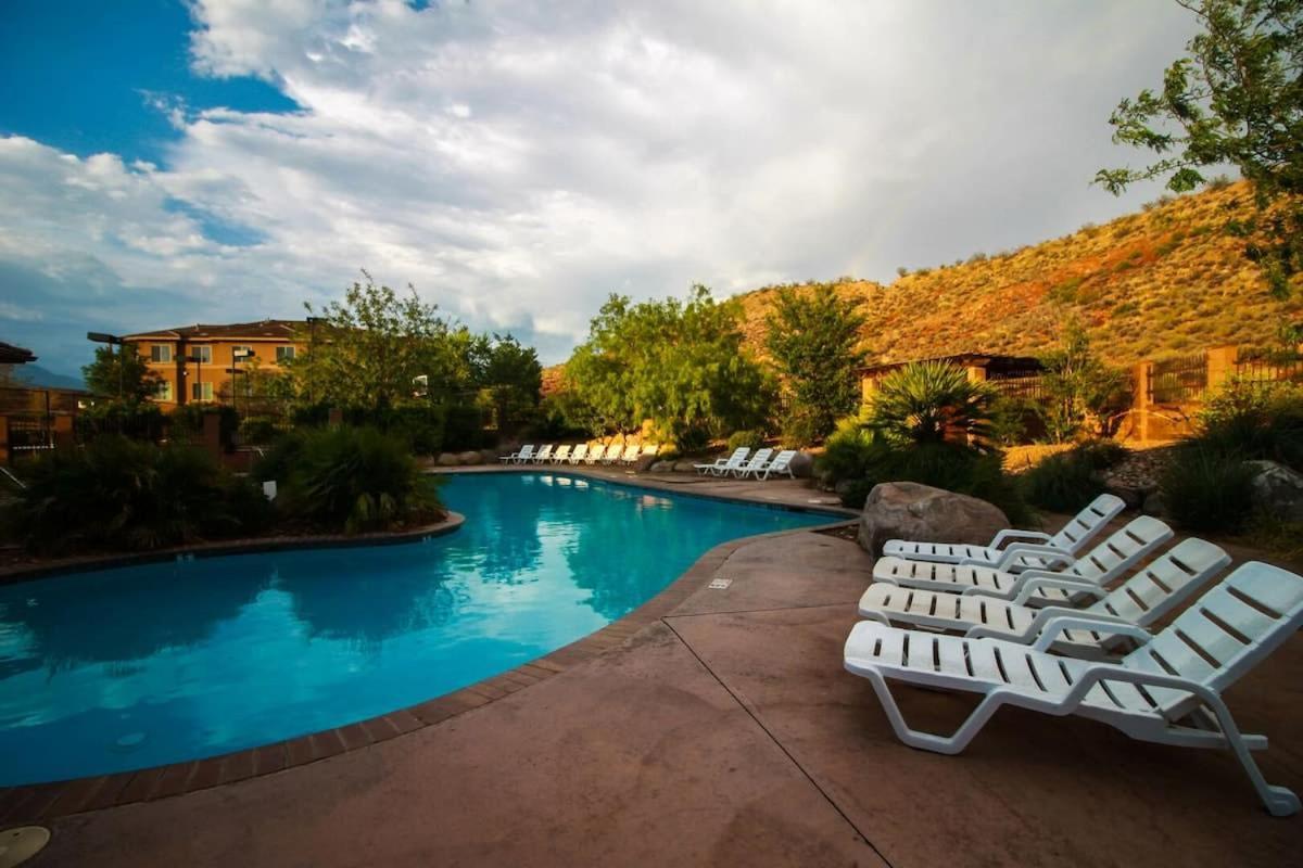 H6 Slick Rock Suite l Ground Floor 2-bedroom Hillside View photo 3