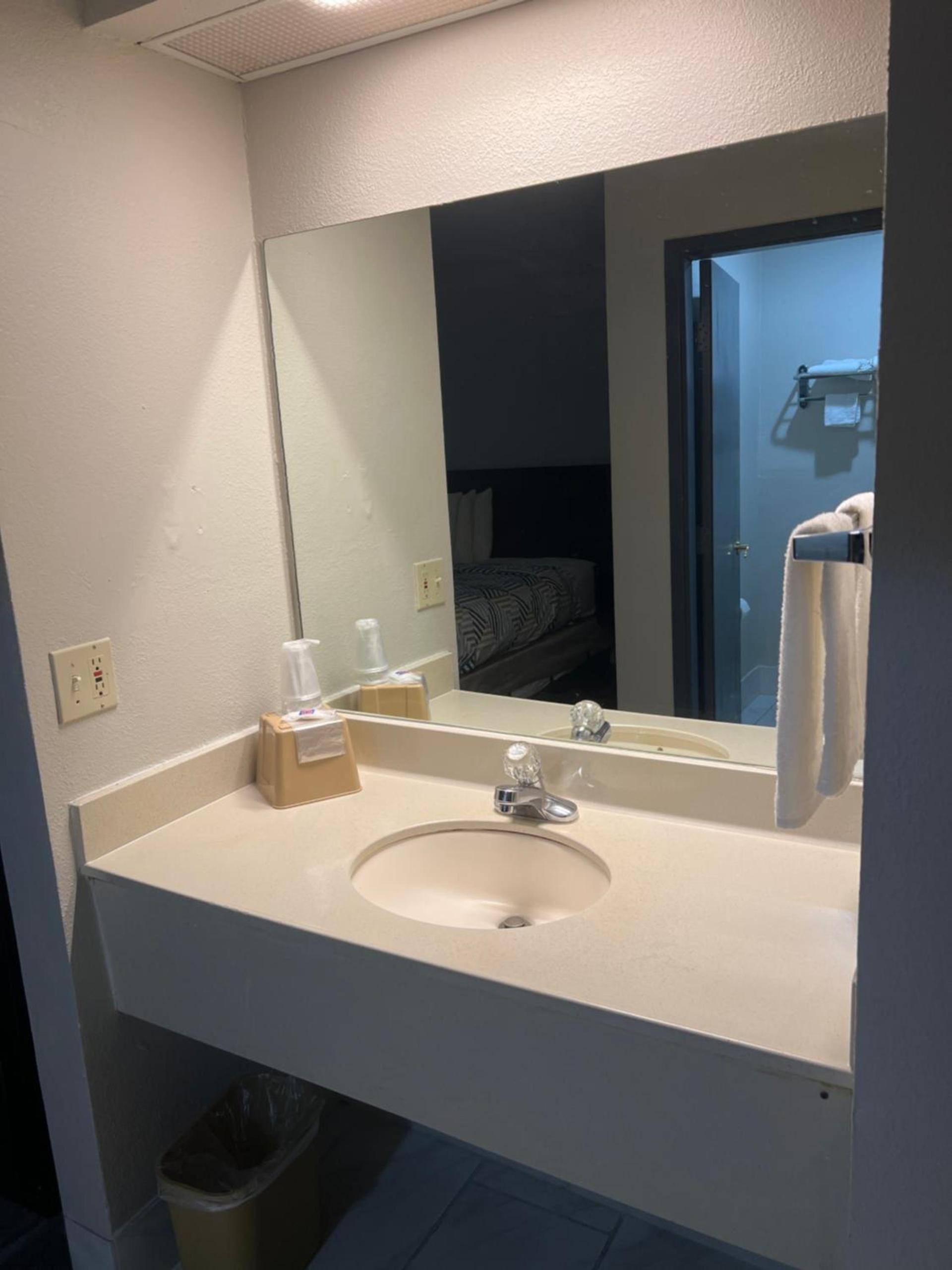 Motel 6 Tulsa, OK Airport photo 10
