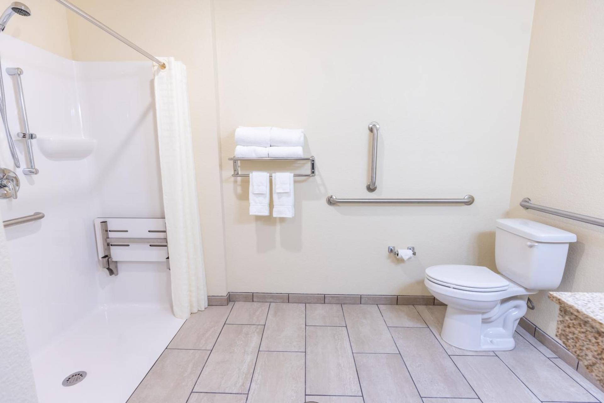 Cobblestone Inn & Suites - Winters photo 48