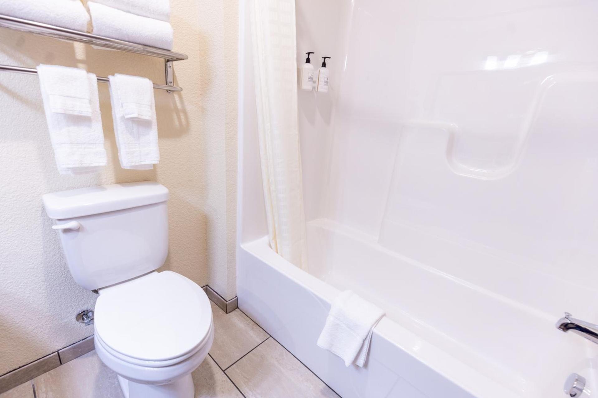 Cobblestone Inn & Suites - Winters photo 60