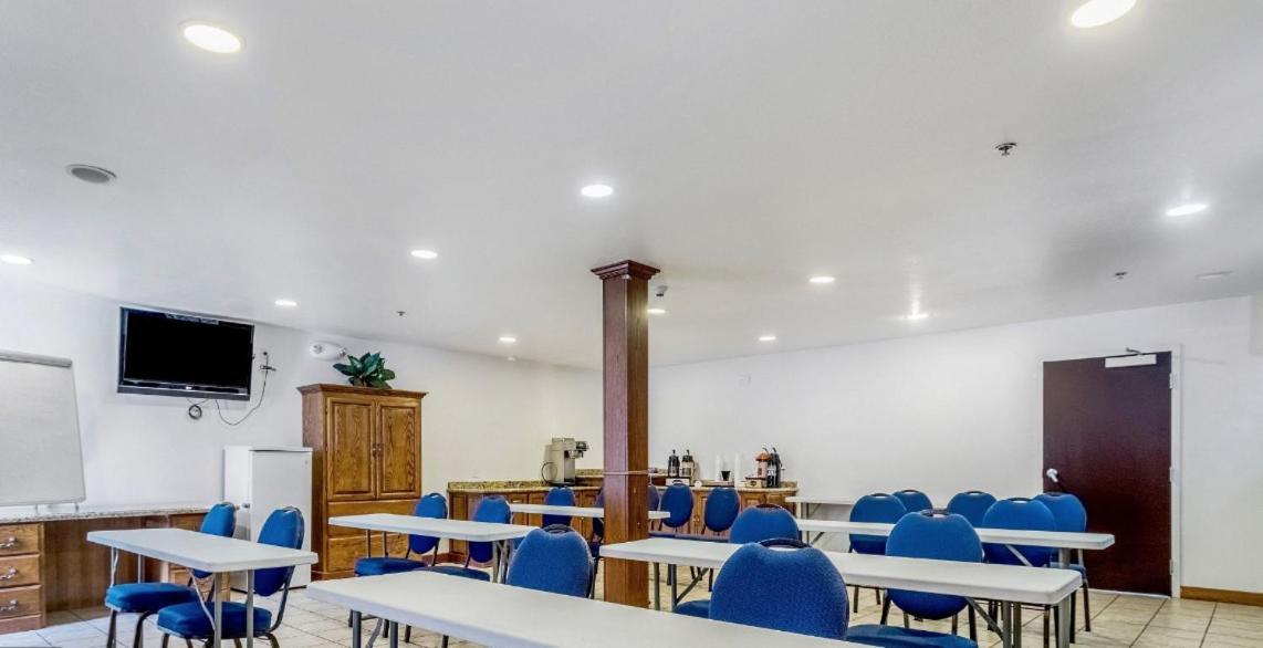 Studio 6 Suites Hesperia CA West Main Street I 15 photo 18