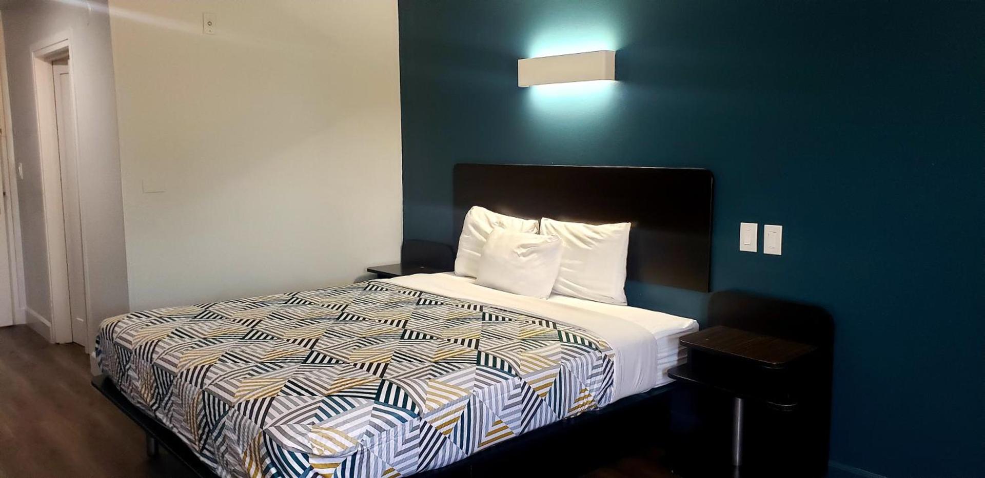 Studio 6 Suites Hesperia CA West Main Street I 15 photo 24