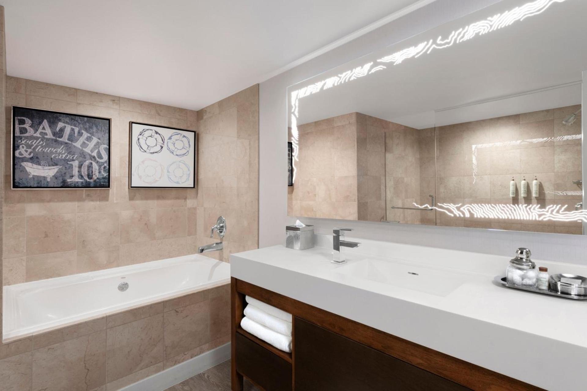 Renaissance Newport Beach Hotel photo 41