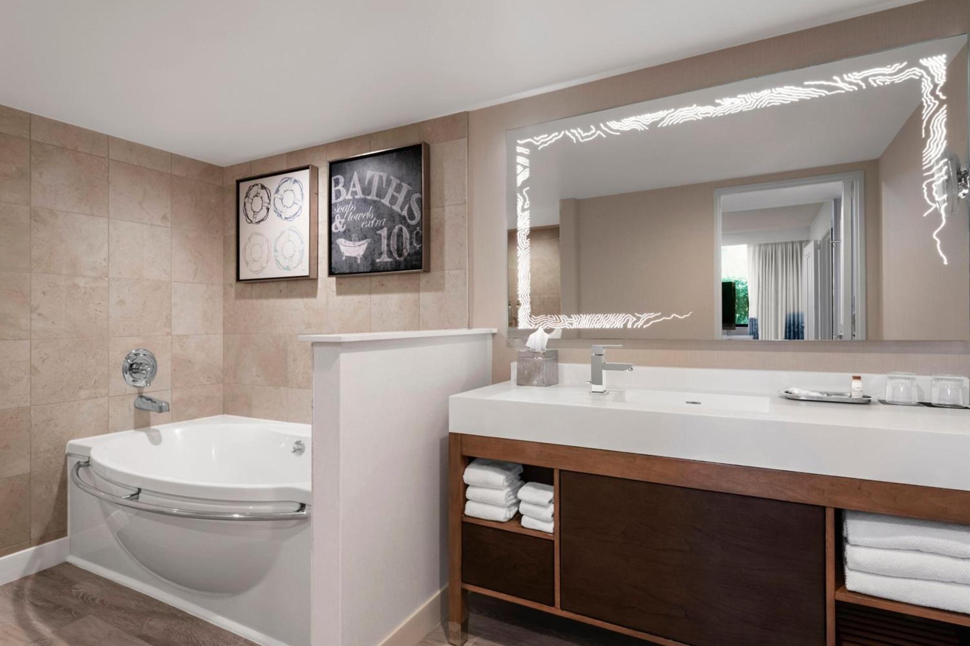 Renaissance Newport Beach Hotel photo 42