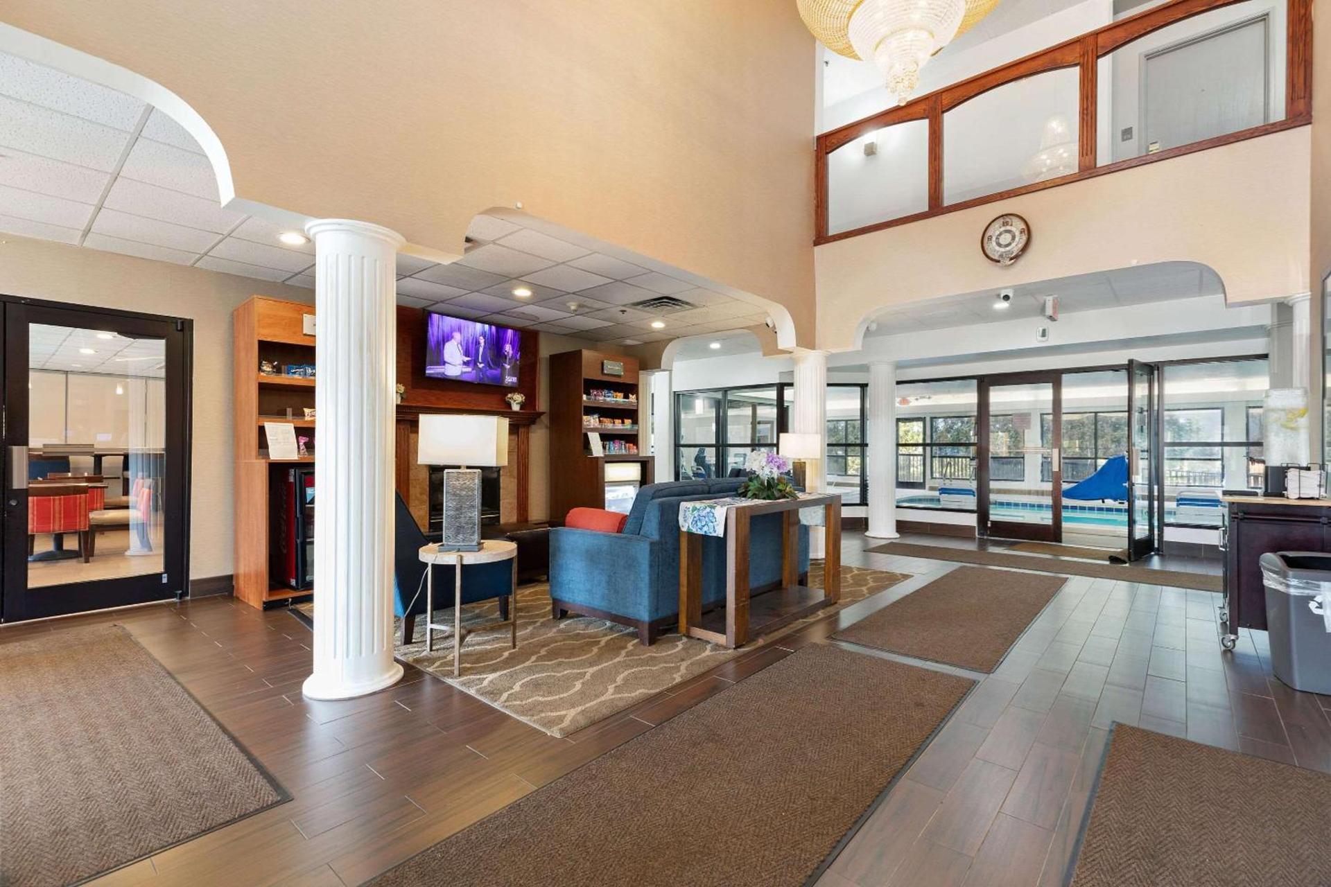Comfort Suites Lombard - Addison photo 6