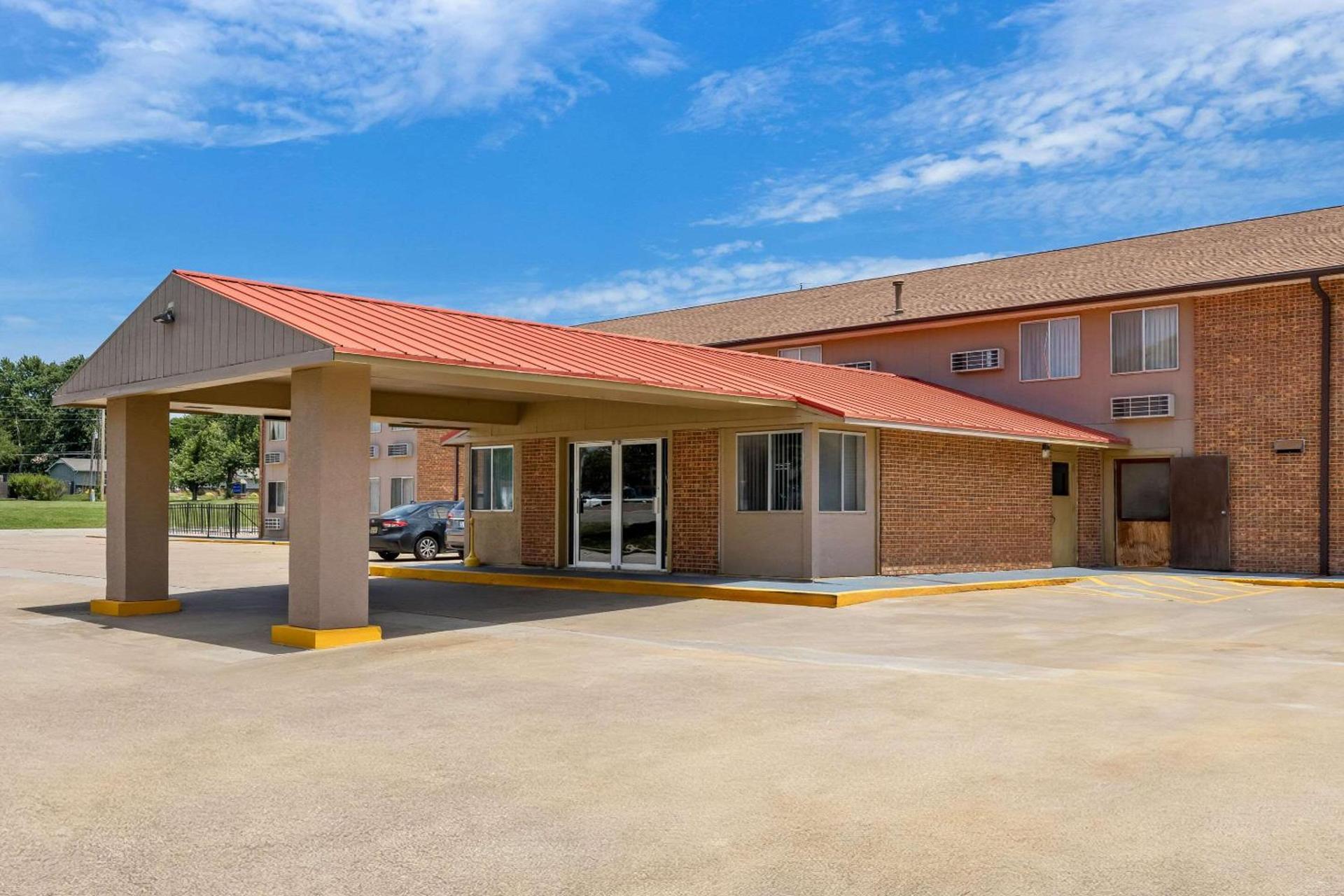 Econo Lodge Emporia photo 4