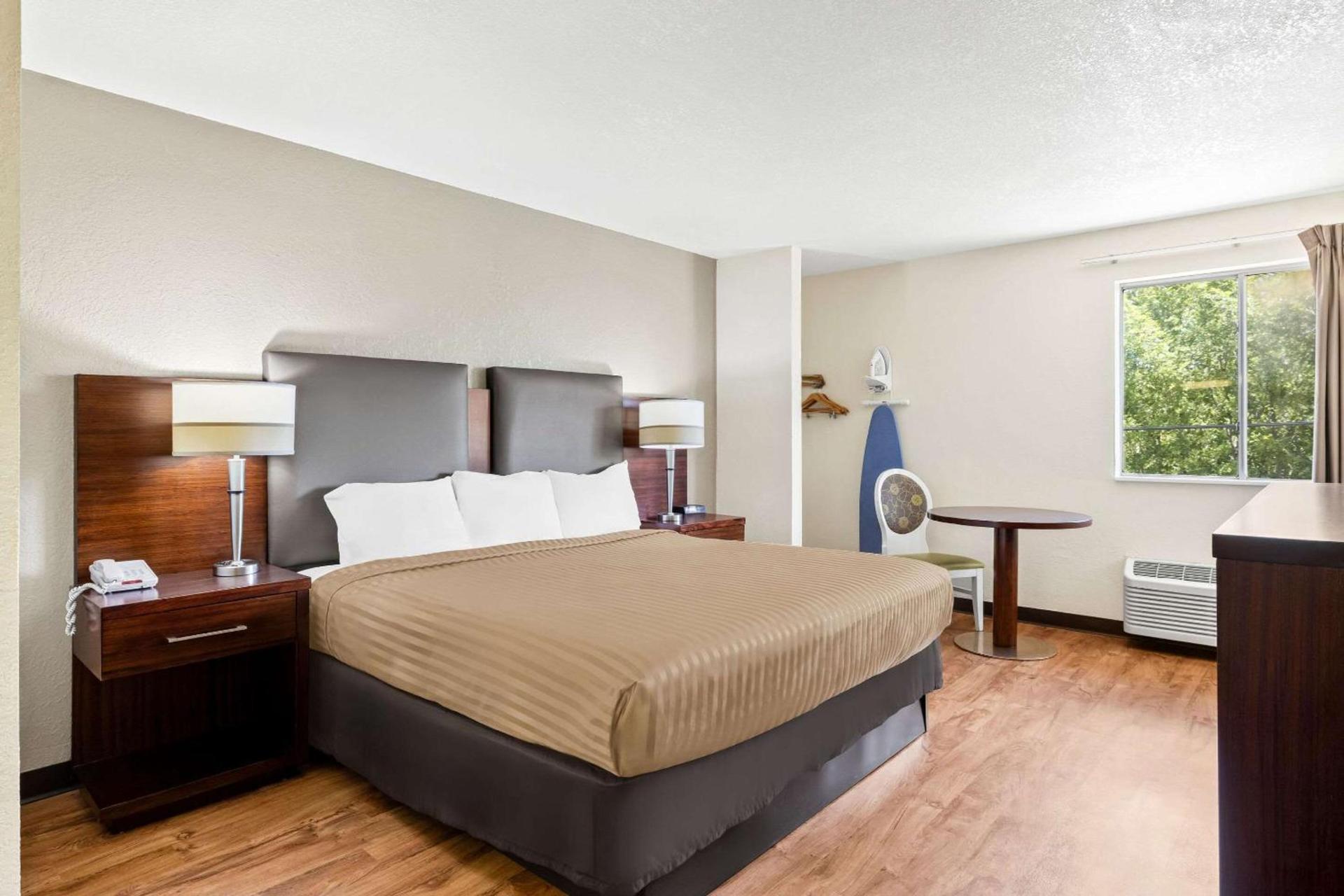 Econo Lodge Emporia photo 11