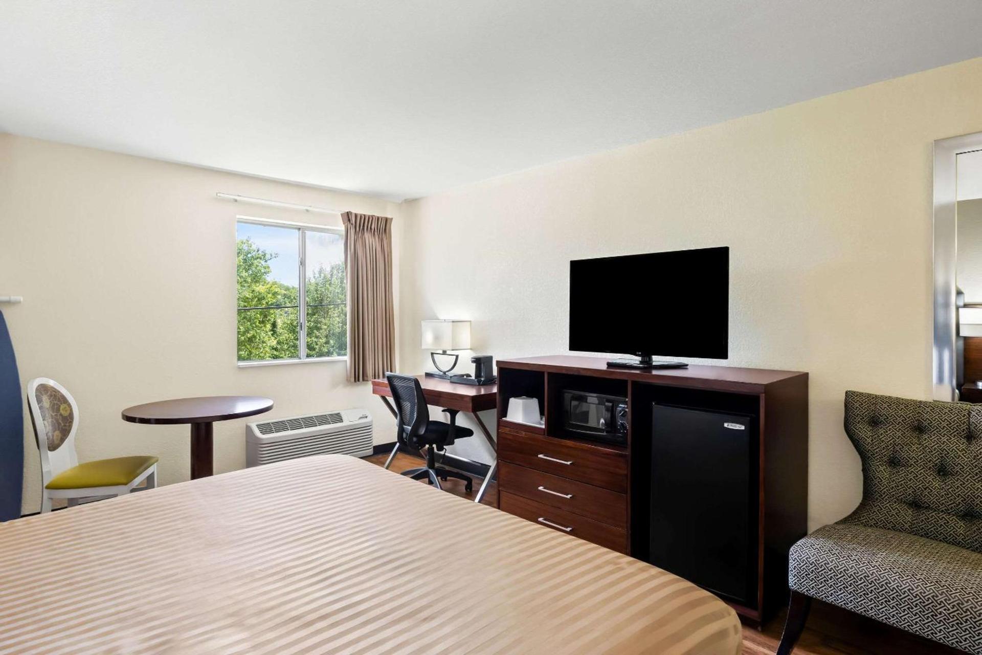 Econo Lodge Emporia photo 12
