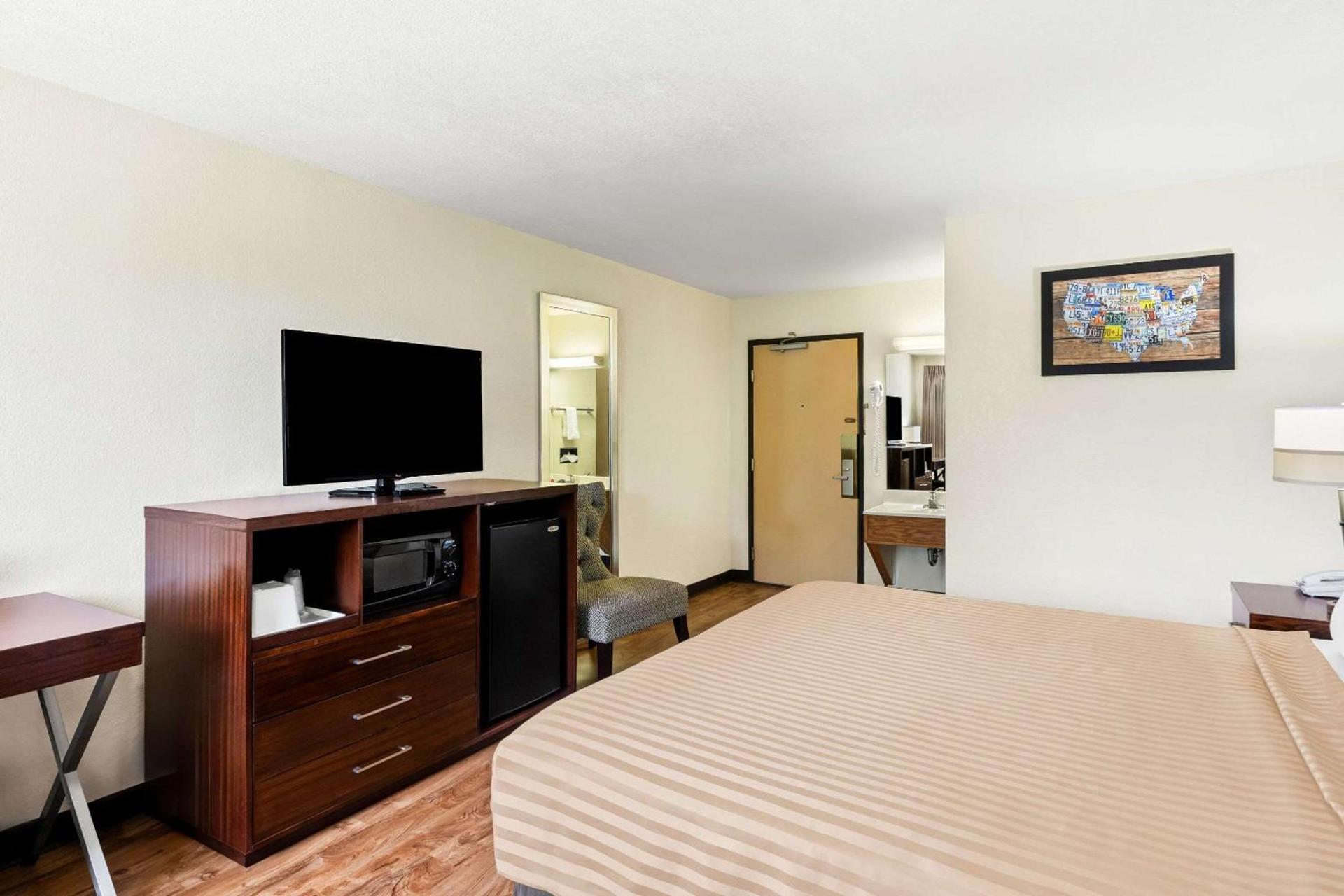 Econo Lodge Emporia photo 13