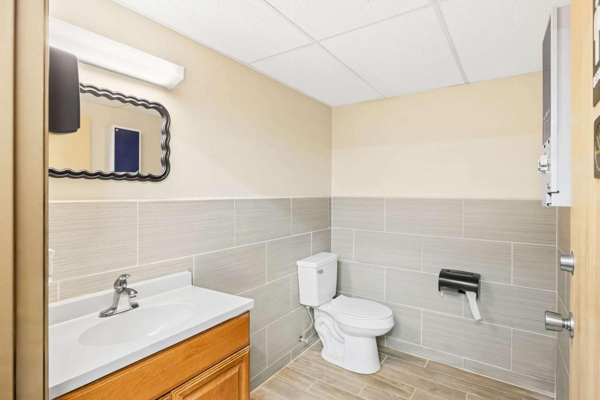 Econo Lodge Emporia photo 15