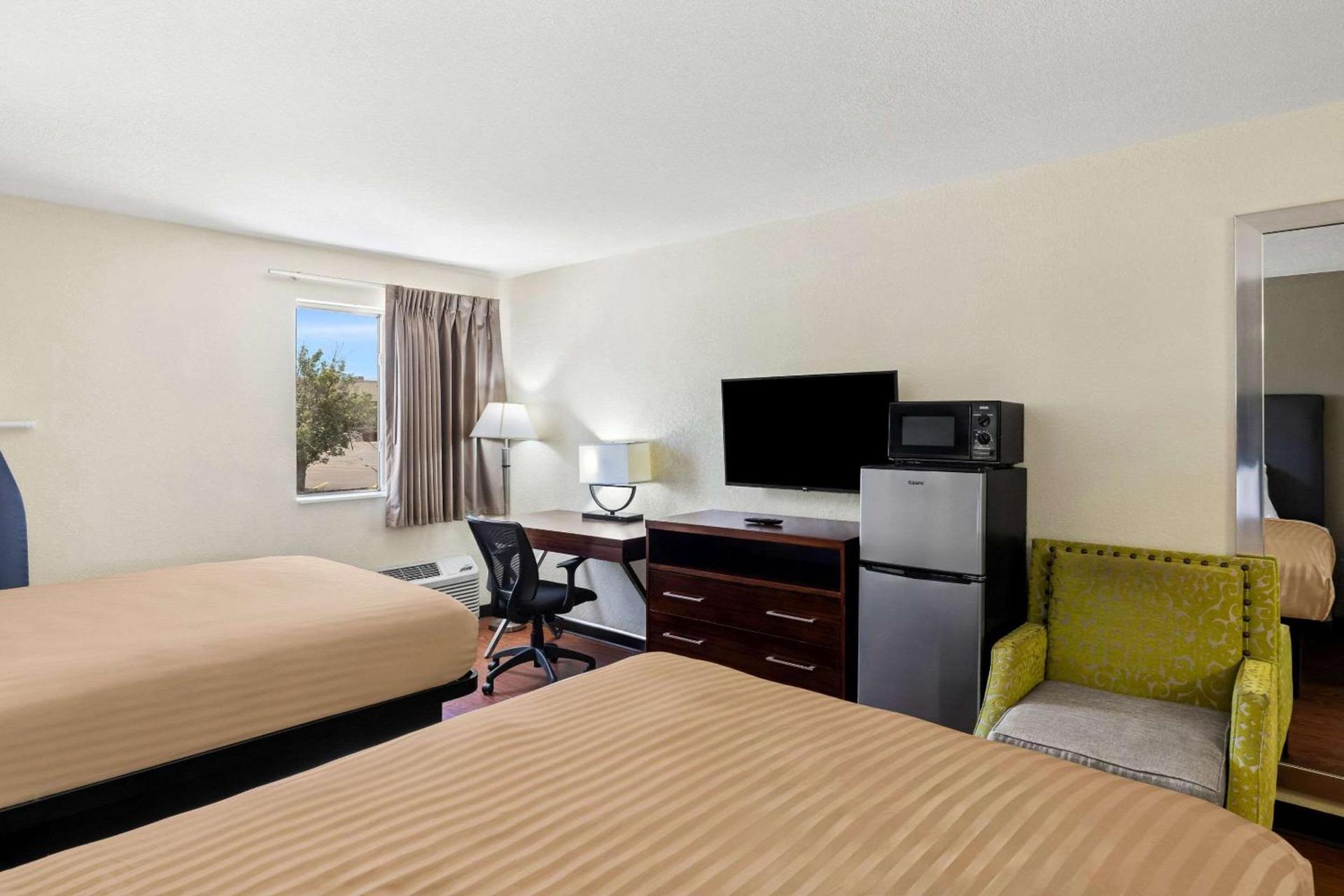 Econo Lodge Emporia photo 17