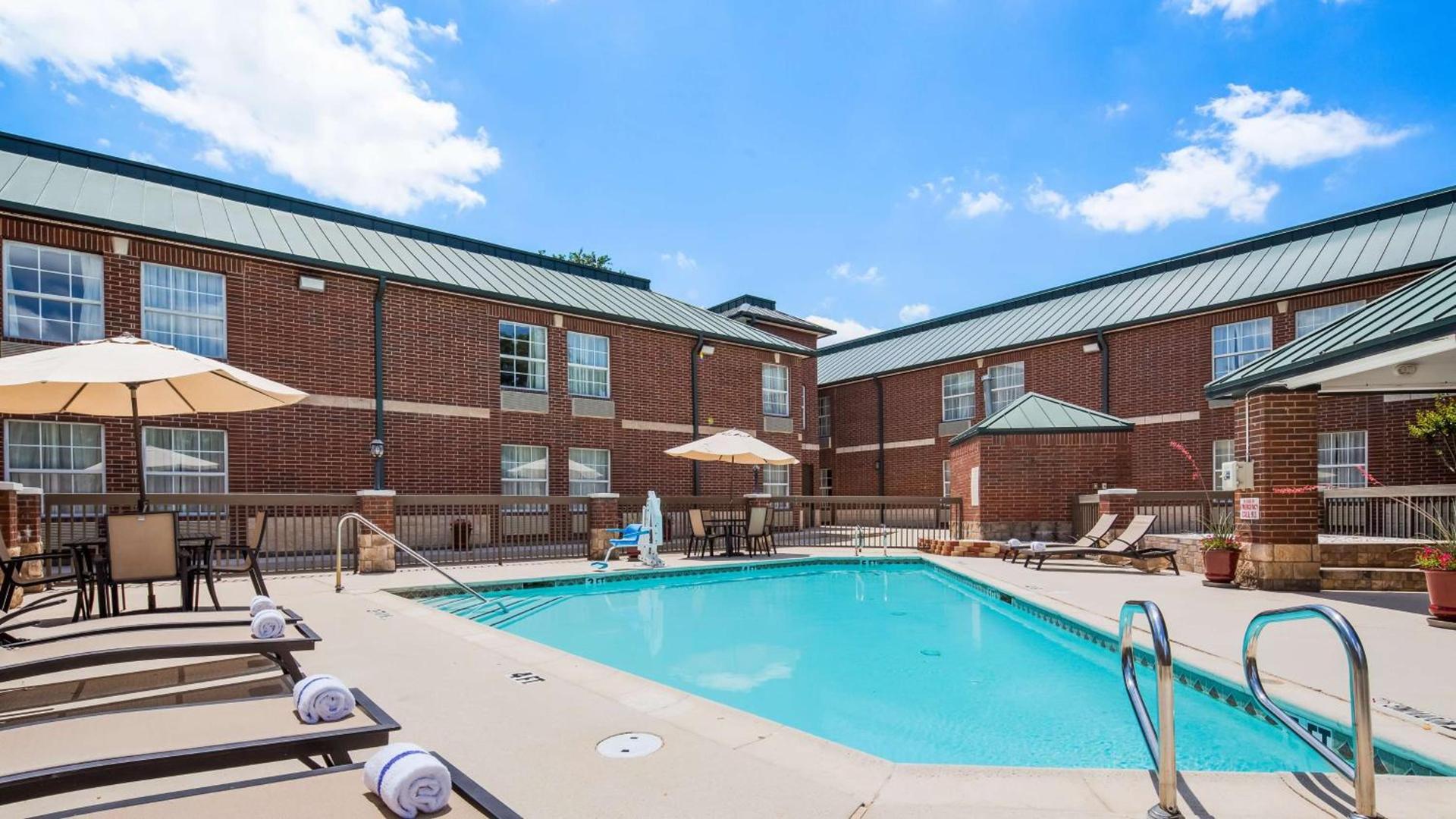 Clarion Pointe Addison - Dallas North photo 3