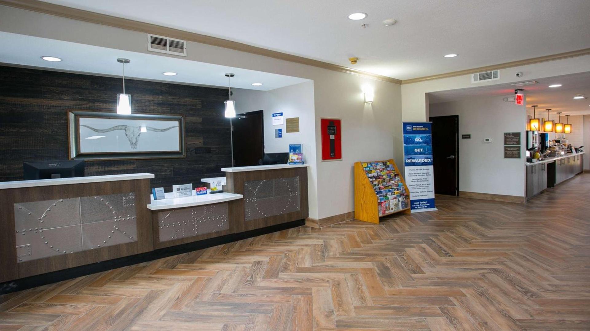 Clarion Pointe Addison - Dallas North photo 11