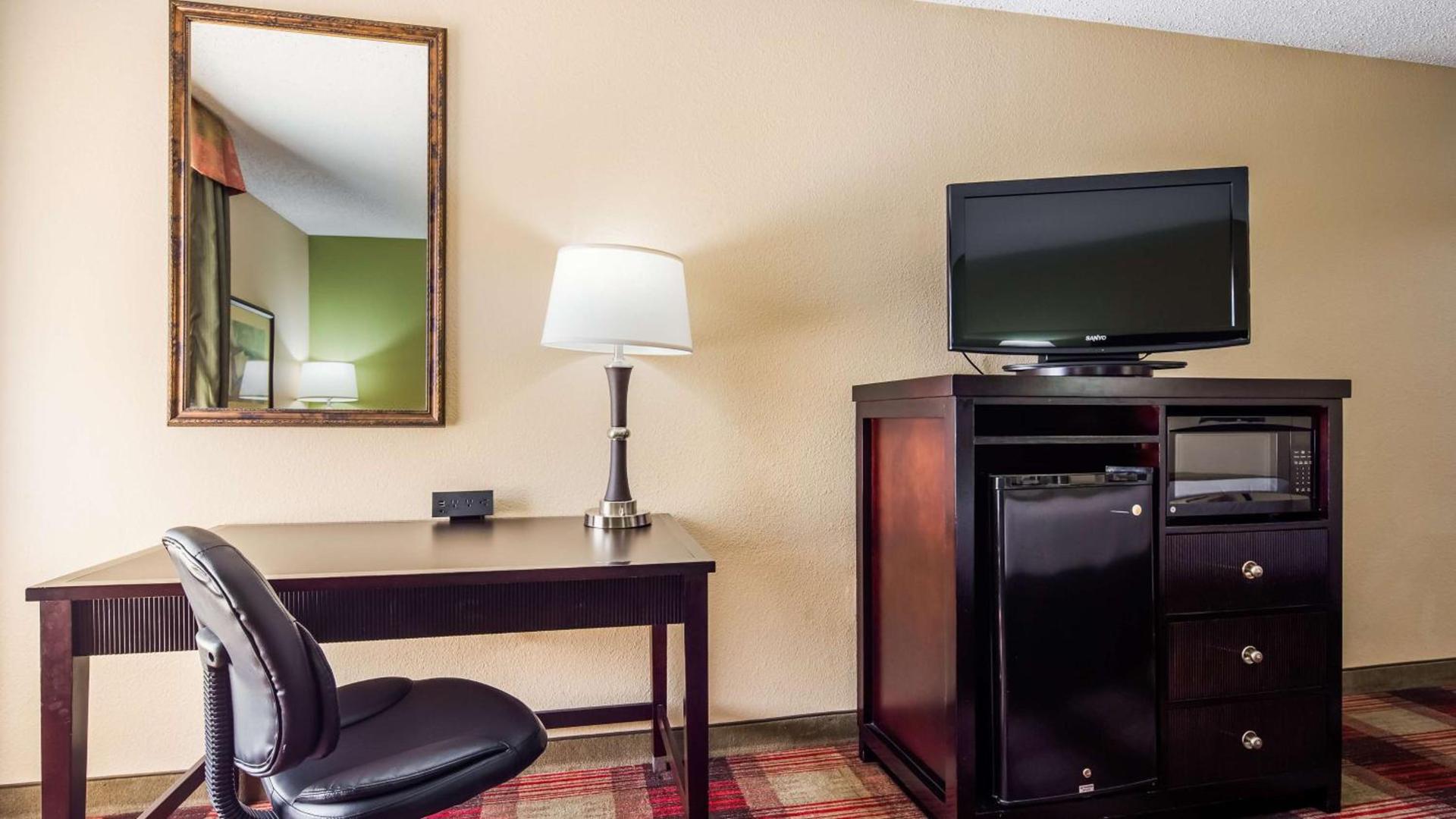 Clarion Pointe Addison - Dallas North photo 22