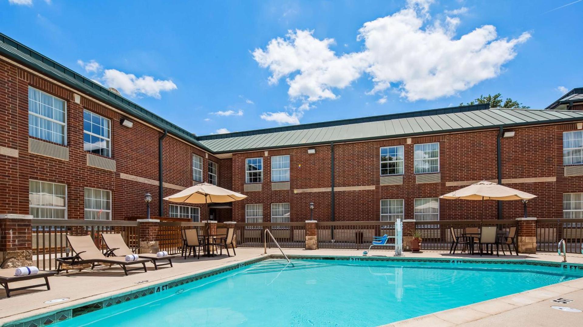 Clarion Pointe Addison - Dallas North photo 27