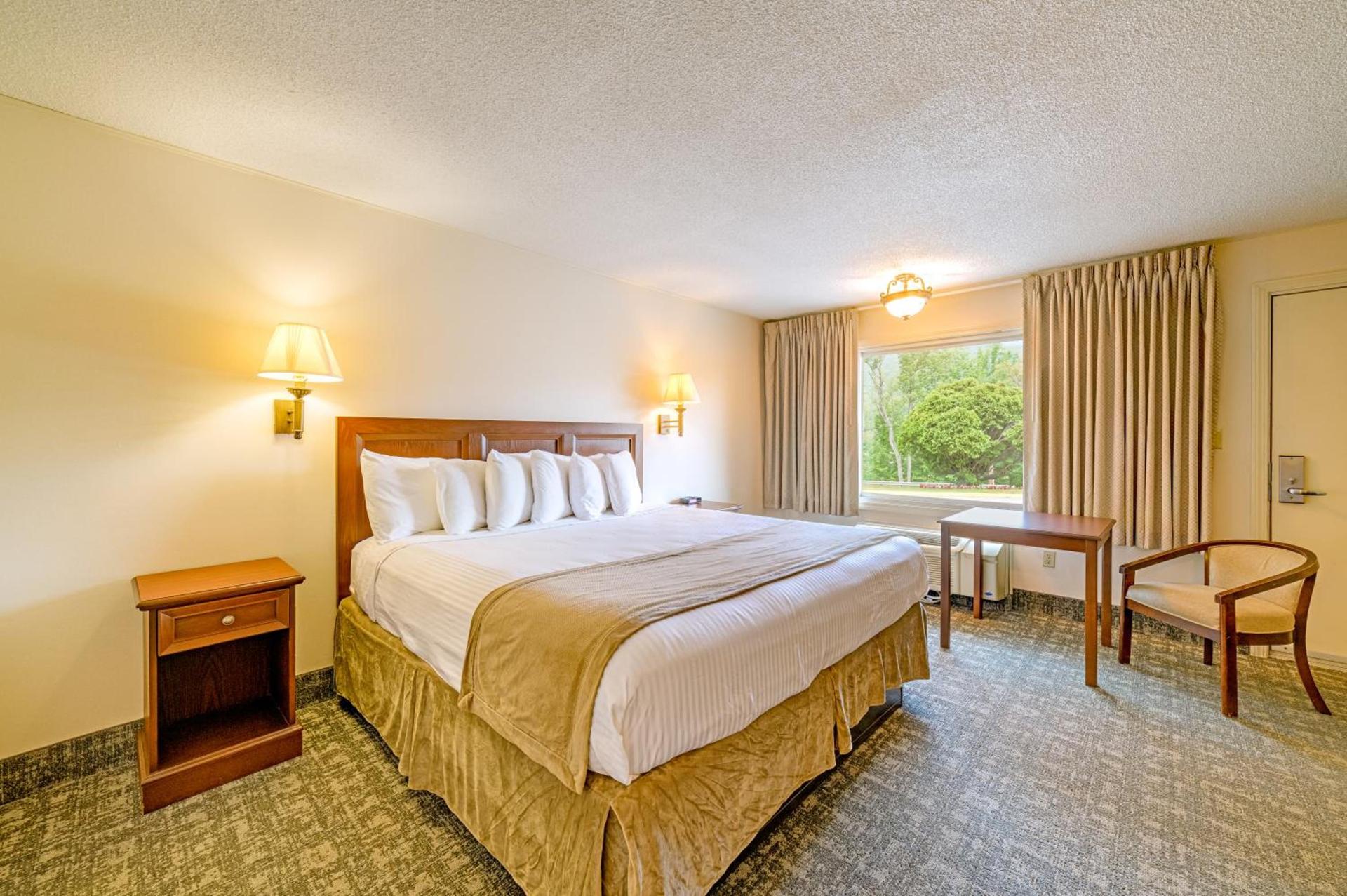 Town & Country Inn & Resort photo 11