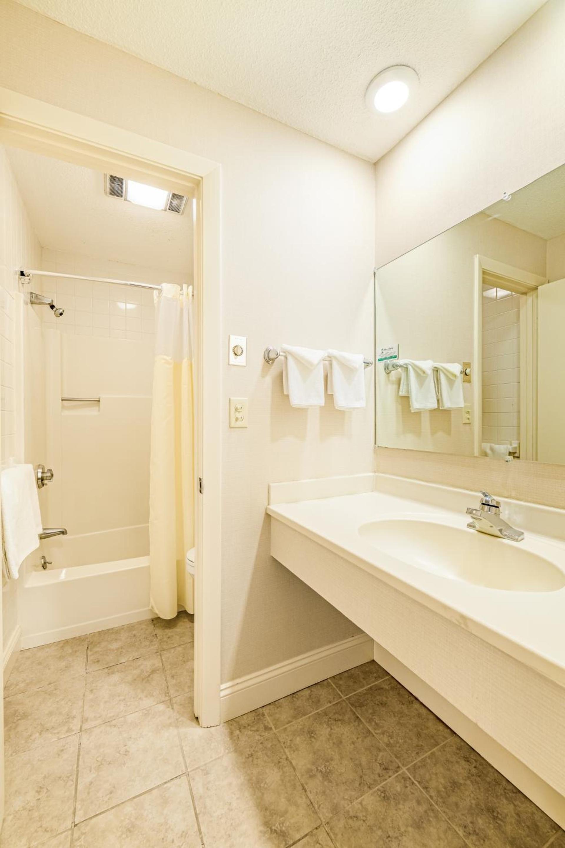 Town & Country Inn & Resort photo 3