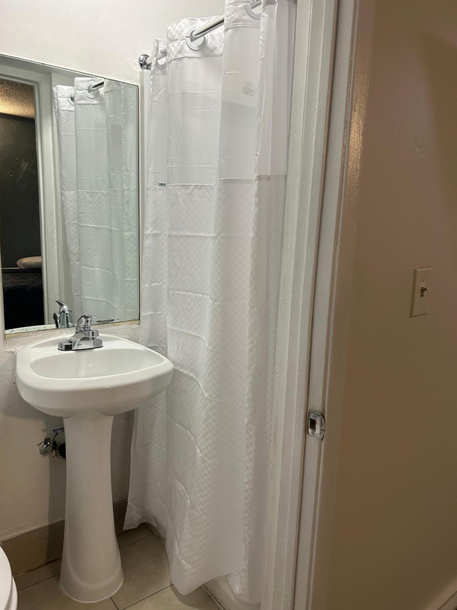 Budget Inn Hollywood photo 3