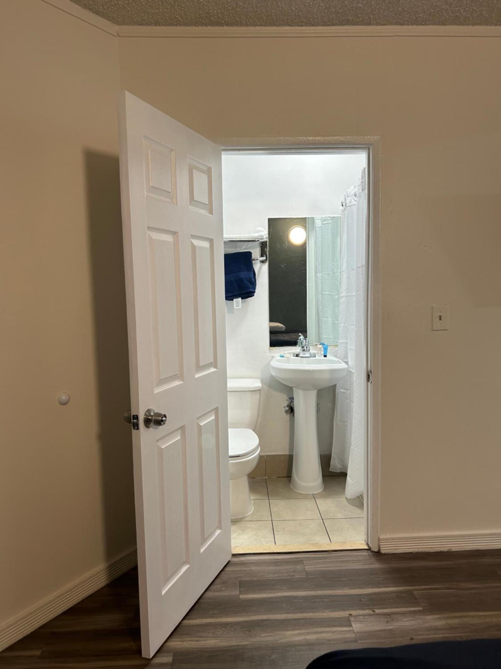 Budget Inn Hollywood photo 5