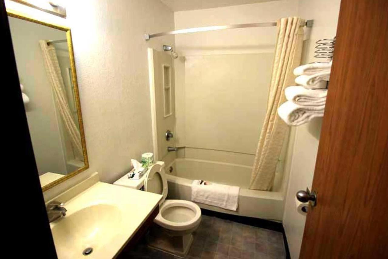 Norwood Inn Minneapolis Roseville photo 9