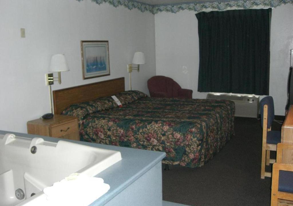 Norwood Inn Minneapolis Roseville photo 8