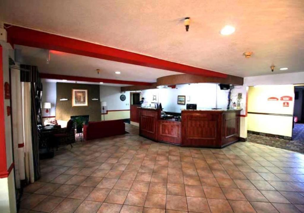 Norwood Inn Minneapolis Roseville photo 2
