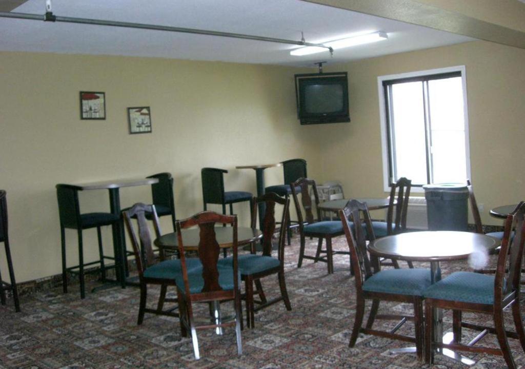 Norwood Inn Minneapolis Roseville photo 11