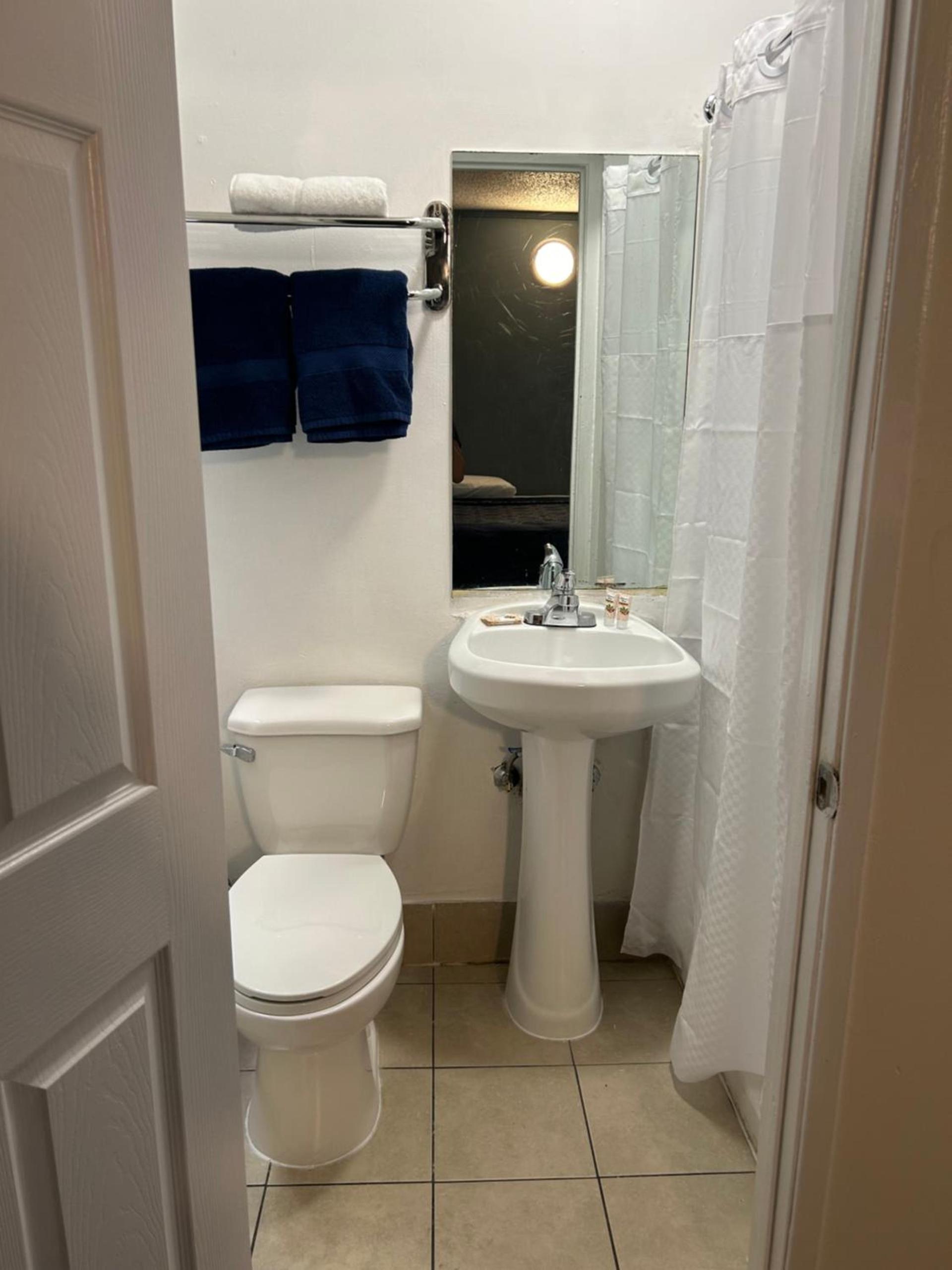 Budget Inn Hollywood photo 8