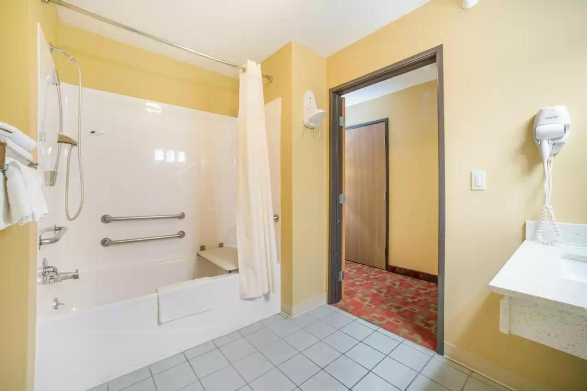 Quality Inn O'Fallon IL - St Louis photo 34