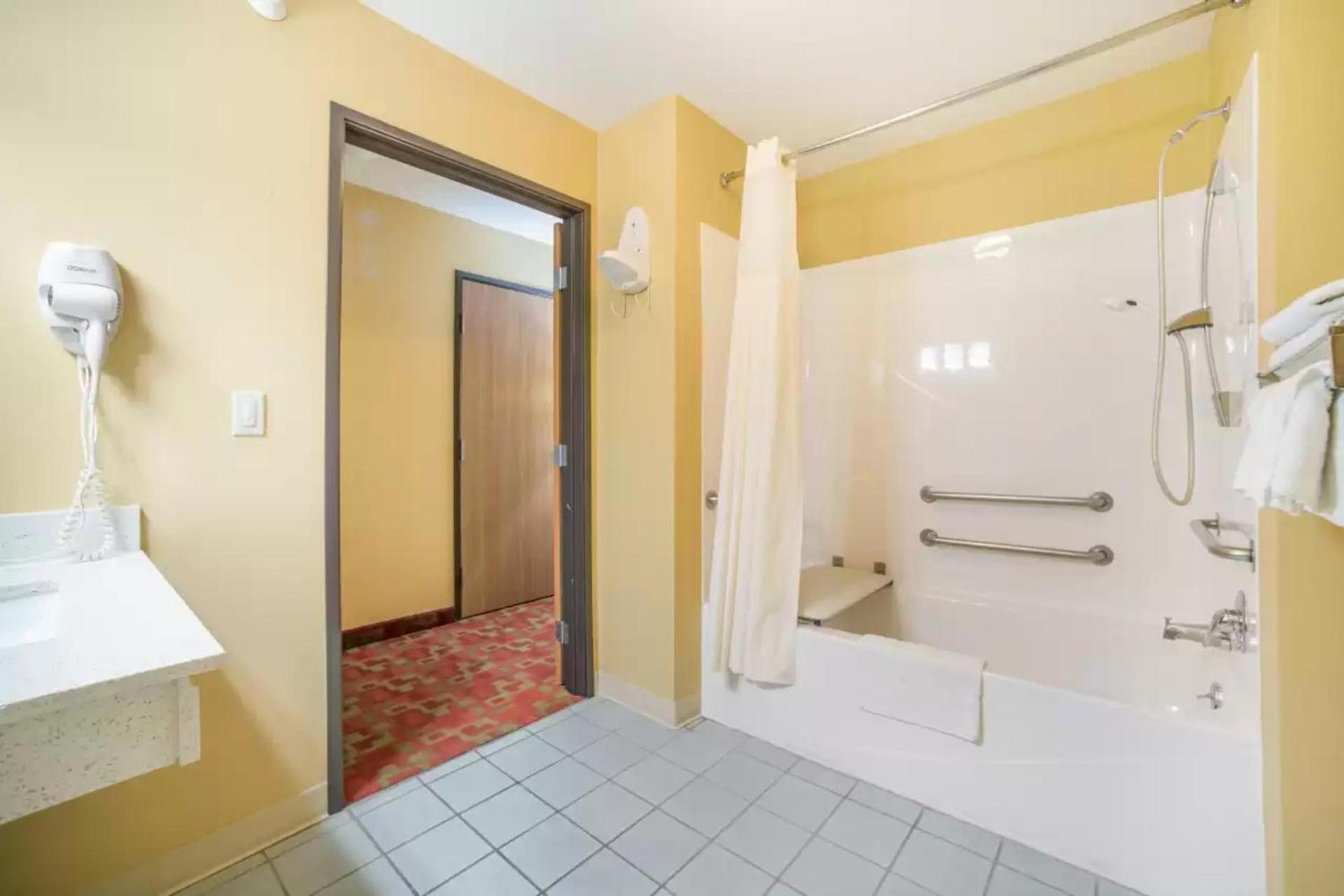Quality Inn O'Fallon IL - St Louis photo 30