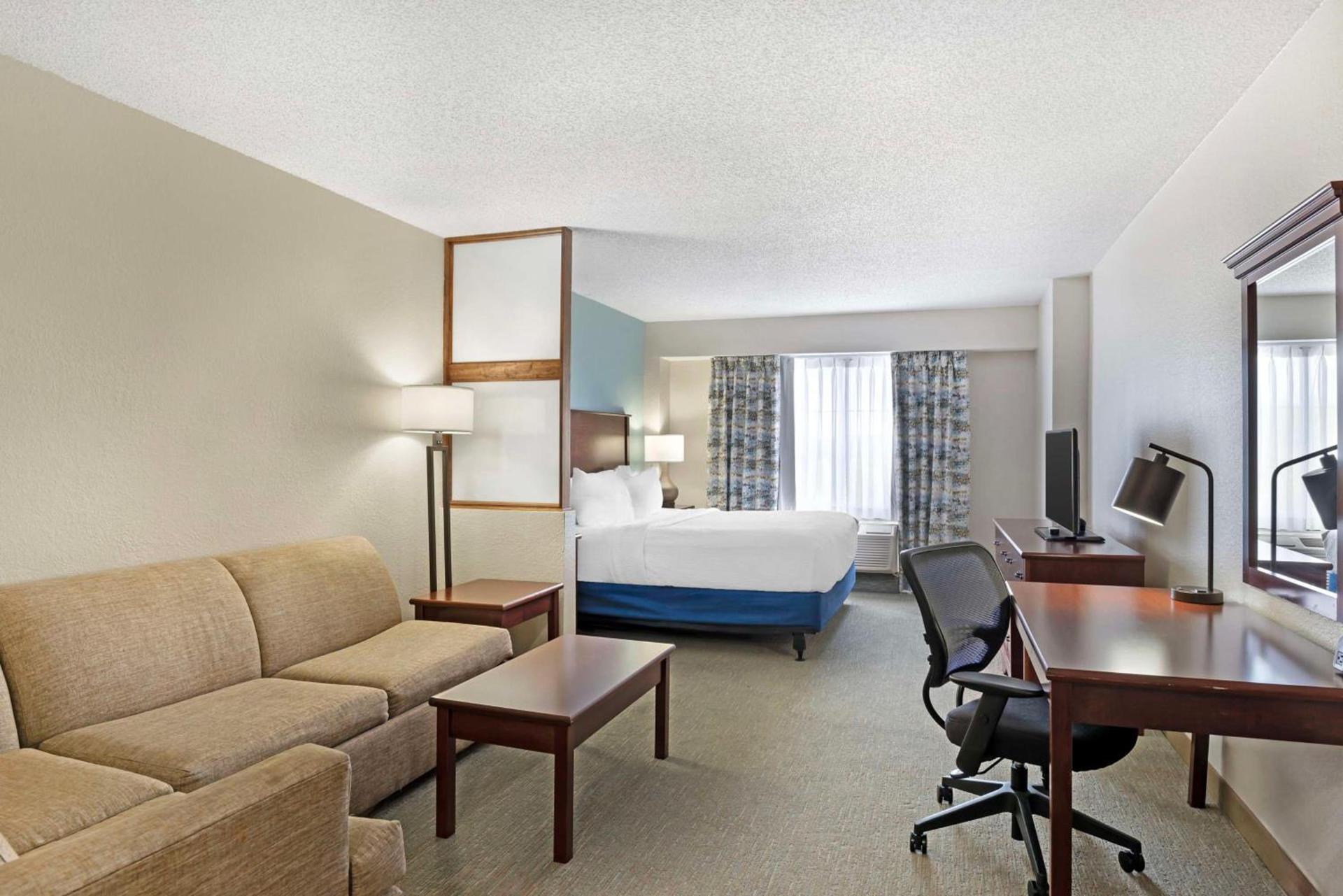 Best Western Plus Crossroads Inn & Suites photo 3
