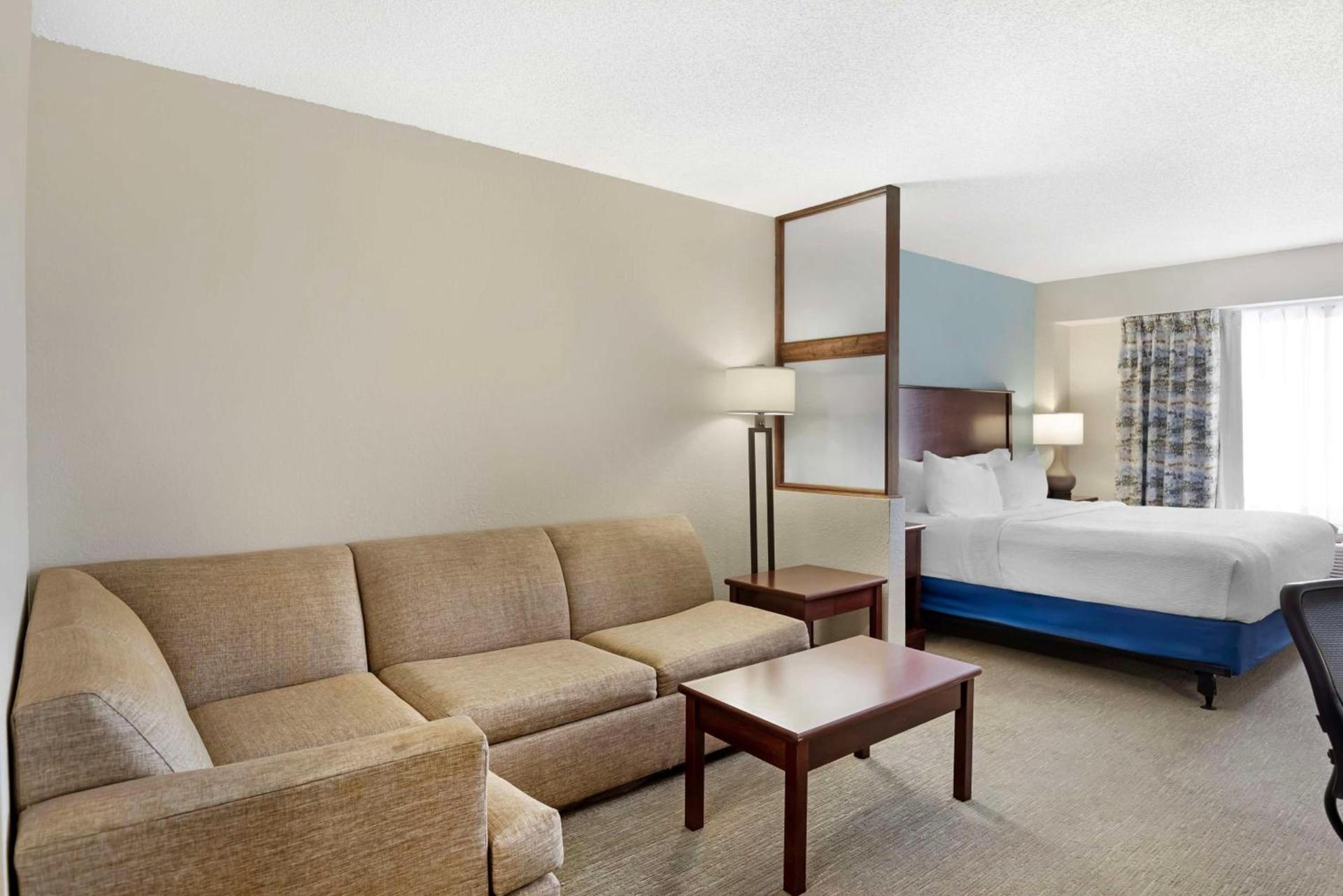 Best Western Plus Crossroads Inn & Suites photo 11