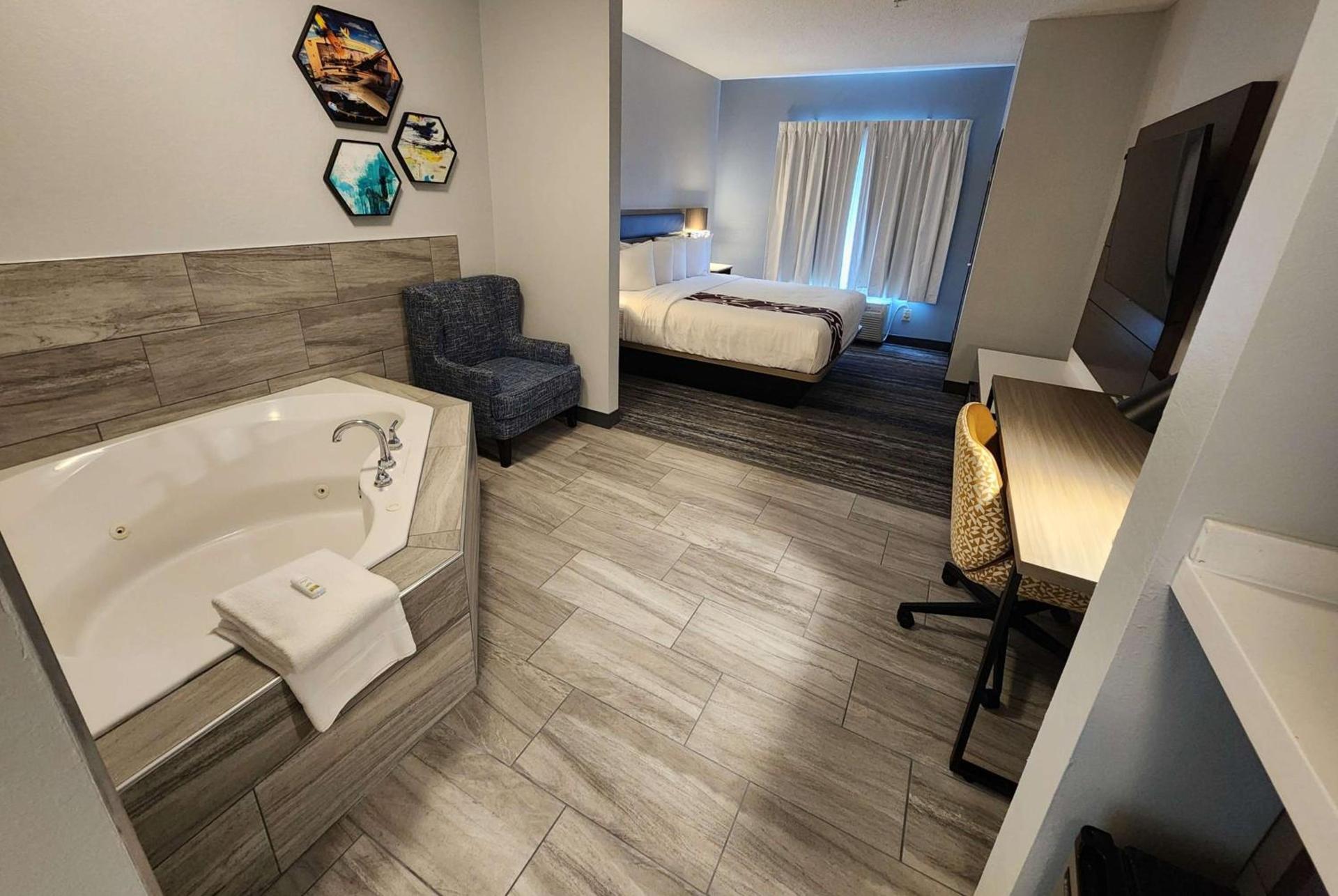 La Quinta by Wyndham Warner Robins - Robins AFB photo 20
