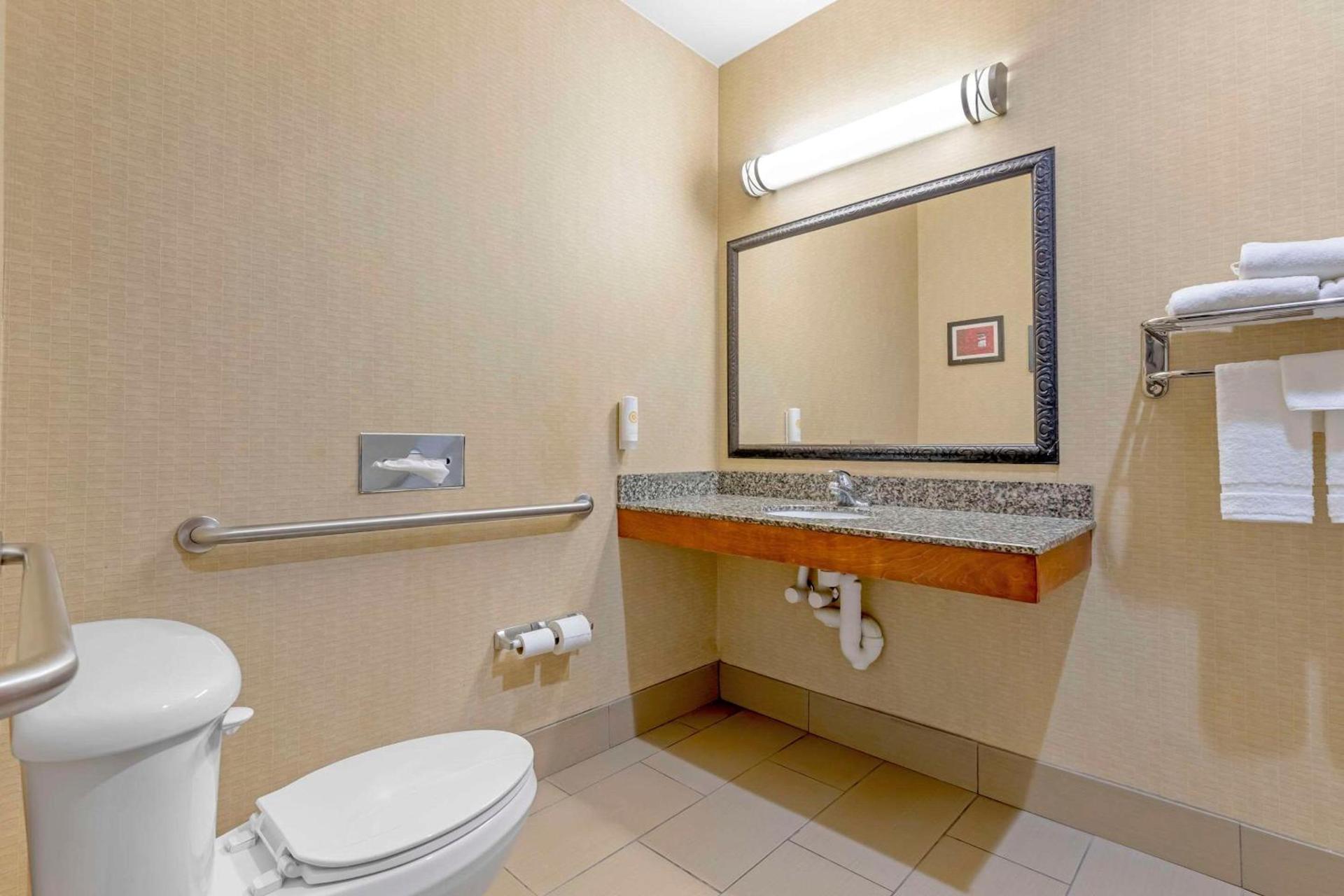 Comfort Inn & Suites Grinnell near I-80 photo 17